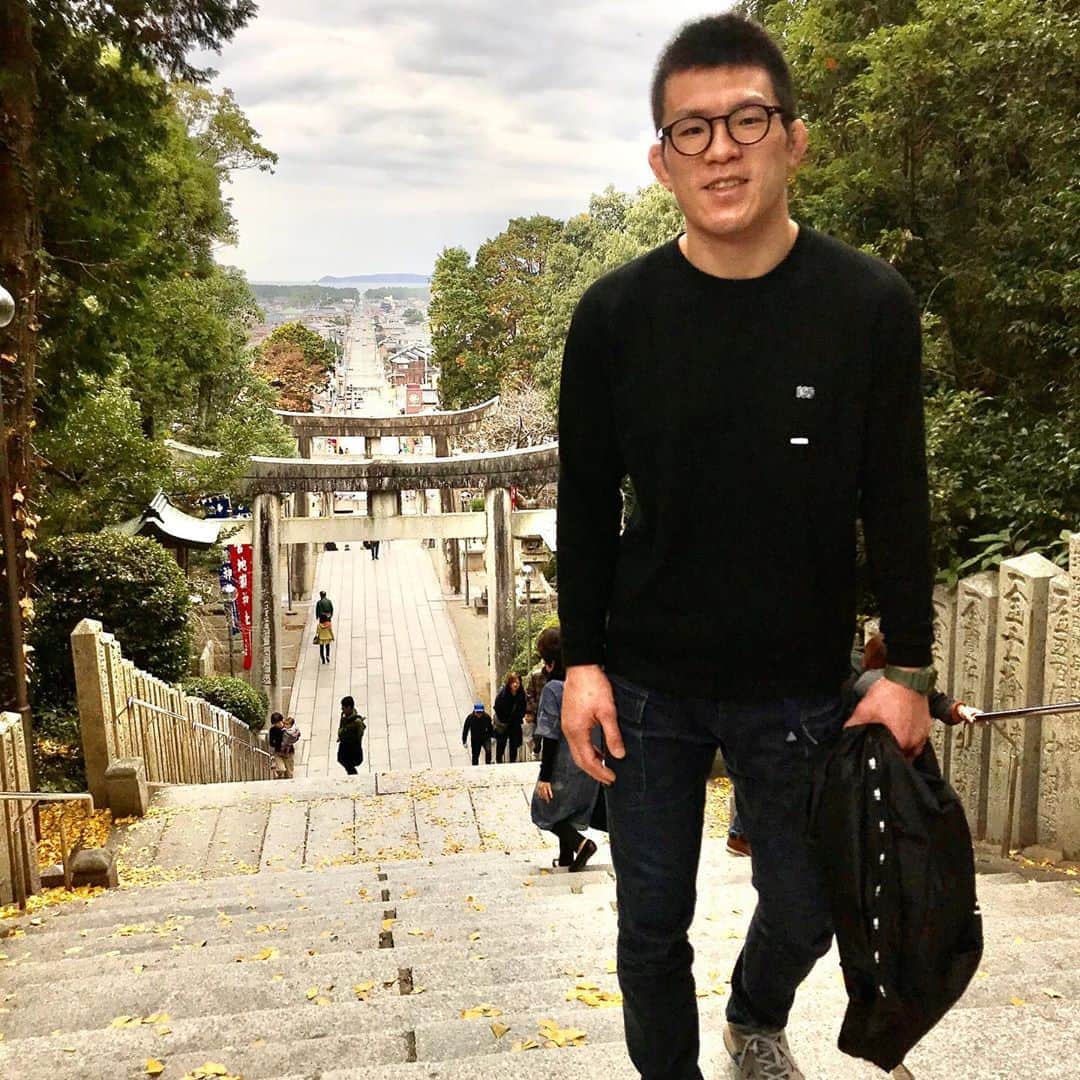 青木真也のインスタグラム：「福岡にきたので。マイナスイオンを浴びに。#福岡#博多#hakata#fukuoka#宮地嶽神社 #光の道#onehundredathletic」