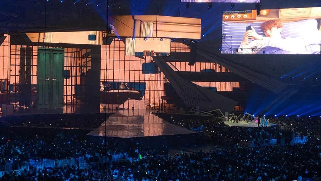 軍地彩弓さんのインスタグラム写真 - (軍地彩弓Instagram)「音量注意してね😎🎶 韓国の音楽配信サービスmelon が主催するMelon Music Awards 2019を 見に行きました！  今年活躍したアーティストが勢ぞろいなこともあり、会場は凄い熱気です。 予想通り #BTS が賞総なめ。 しかし、このステージの規模感。LEDスクリーンの贅沢さ。演出の凄さ！ 世界同時配信で、このクオリティにただただ唖然。。 日本でもこのステージ規模はなかなかないなあ、と。  BTS  チョンハ JANNABI Heize TWICE の妹分のITZY のステージが圧巻でした。  韓国はApple Musicが入ってないからこそ音楽配信ではMelon が最大手。 そして、Kakao 傘下なので、勢いあるK -pop だからできるこのゴージャスさ。  いやあ、凄かった！  #melonmusicawards2019 #BTS @bts.bighitofficial @itzyjyp_official  D-1 #MMA2019 최종 라인업 #AB6IX #에이비식스#ITZY #있지#NFlying #엔플라잉#THEBOYZ #더보이즈 #강다니엘 #KANGDANIEL#마마무 #Mamamoo#방탄소년단 #BTS#잔나비 #JANNABI#투모로우바이투게더 #TOMORROWXTOGETHER#청하 #CHUNGHA#헤이즈 #Heize #멜뮤 #멜뮤라인업」12月1日 13時21分 - sayumi7