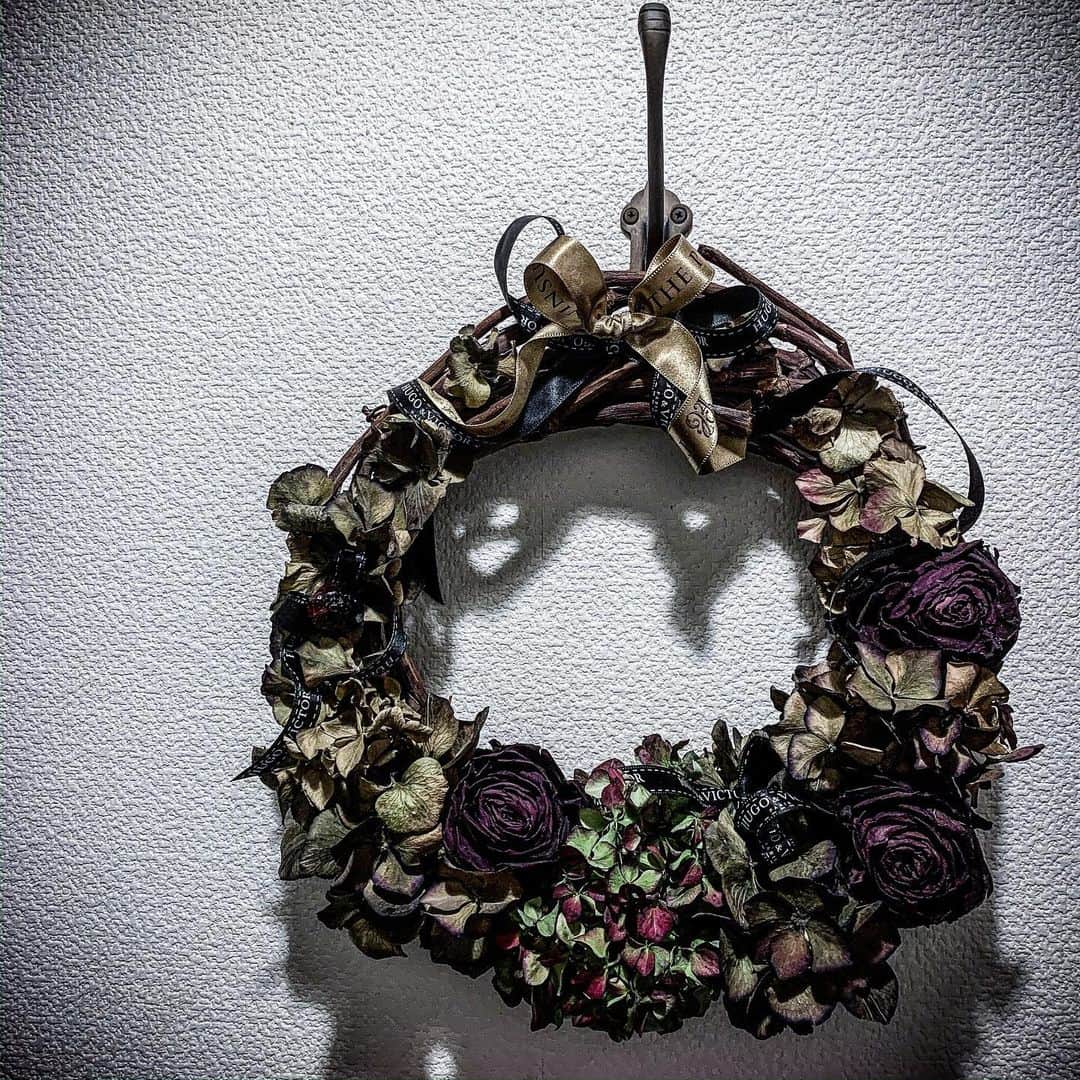 島田彩さんのインスタグラム写真 - (島田彩Instagram)「☃️ いただいたお花をドライフラワーにして、母がリースを作ってくれました。 今日から12月。 2019年もおわってしまう。」12月1日 13時23分 - madashimadamada
