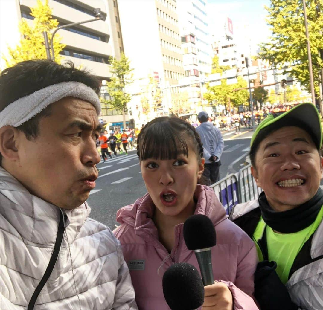 石田靖さんのインスタグラム写真 - (石田靖Instagram)「eo光チャンネル〜eo光sportsスペシャル 『大阪マラソン2019〜7時間30分完全生中継』 令和元年の新コース、御堂筋と千日前の交差点の難波で中継🎤 これからゴールの大阪城の太陽の広場へ💨 全ランナーの皆さん頑張ってください👊 応援されてる皆さん、大阪城の太陽の広場へ💨 #大阪マラソン2019  #大阪マラソン #大阪マラソンへの道 #eo光チャンネル #eo光 #番組ランナー #濱田祐太郎 #ガオ〜ちゃん #田津原理音 #キムカツコーチ #吉本新喜劇 #新喜劇 #吉田裕 #小林ゆう #一期一笑  #石田靖」12月1日 13時23分 - yasulog