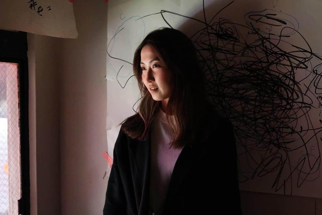 平川はる香のインスタグラム：「. 保坂さんの写真個展『なるべく叶える』本日が最終日となりました！ きょうのクロージングパーティ、19時頃から在廊します☺︎ 乾杯しましょう🍻 . . 保坂萌 初個展「なるべく叶える」 2019月11月23日(土)〜12月1日(日) 営業時間18:00-5:00 NNGN人間レストラン(新宿区歌舞伎町1-13-11甲斐ビル4階) . 12/1(日) 18:00-22:00 クロージングパーティ パーティは入場料1000円で誰でもご参加いただけます。(ドリンク代別途) . 20:00-20:30で保坂さんに写真を撮ってもらえる撮影会（参加費無料)あります🙆🏻‍♀️ この写真がオープニングパーティで撮ってもらったやつだよ😌 . . . #なるべく叶える」