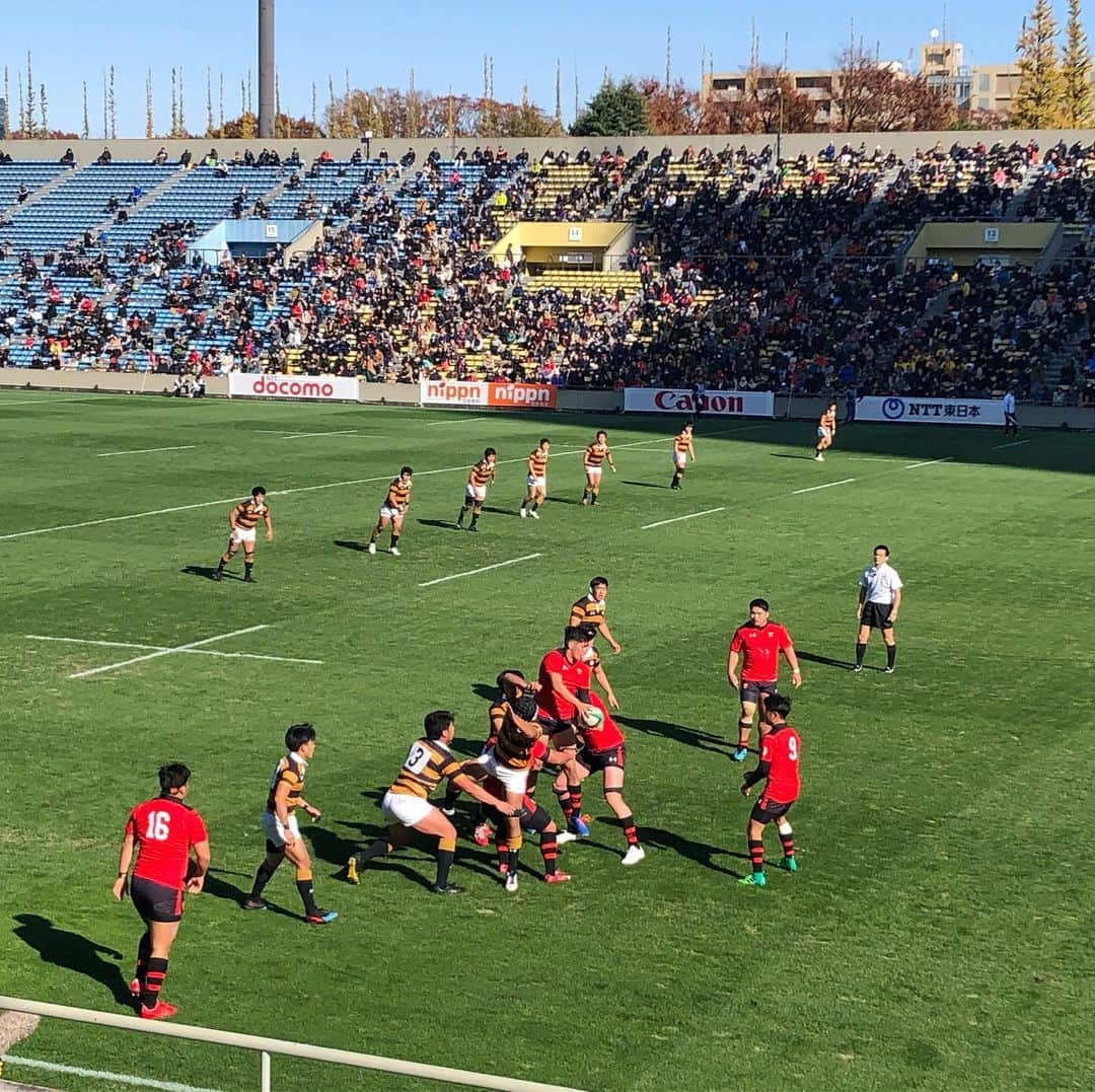 上野優花さんのインスタグラム写真 - (上野優花Instagram)「そして昨日は 帝京vs慶應戦🏉 早速実現した田中美里ちゃんとの観戦✨ 女子ラグビーの青木蘭ちゃんとははじめまして😊 もう2人ともよく叫ぶしよく笑う😂👏🏻 ラグビー観戦はみんなで観ると更に楽しいね❤️ 女子ラグビーも早く観に行きたい！！ . 試合は後半追い上げた帝京か会場を盛り上げるも29-24で慶應の勝ち❗️ これで大学選手権進出は、明治、早稲田、帝京、筑波となりましたね。 さぁ、間もなく早明戦！！ 私も現地で応援しまーす😆 #本日もラグビー観戦日和でした」12月1日 13時29分 - yuka_ueno89