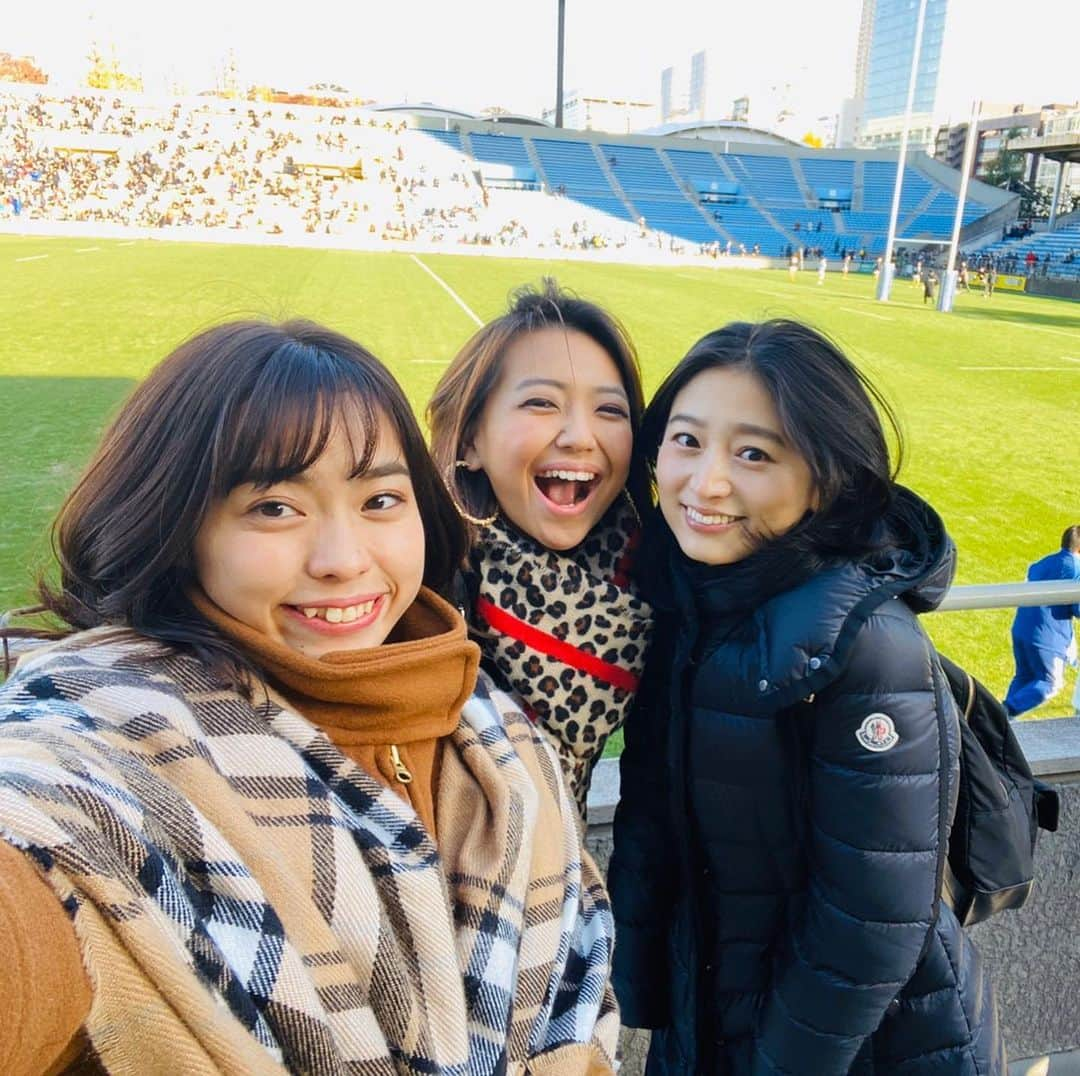 上野優花さんのインスタグラム写真 - (上野優花Instagram)「そして昨日は 帝京vs慶應戦🏉 早速実現した田中美里ちゃんとの観戦✨ 女子ラグビーの青木蘭ちゃんとははじめまして😊 もう2人ともよく叫ぶしよく笑う😂👏🏻 ラグビー観戦はみんなで観ると更に楽しいね❤️ 女子ラグビーも早く観に行きたい！！ . 試合は後半追い上げた帝京か会場を盛り上げるも29-24で慶應の勝ち❗️ これで大学選手権進出は、明治、早稲田、帝京、筑波となりましたね。 さぁ、間もなく早明戦！！ 私も現地で応援しまーす😆 #本日もラグビー観戦日和でした」12月1日 13時29分 - yuka_ueno89