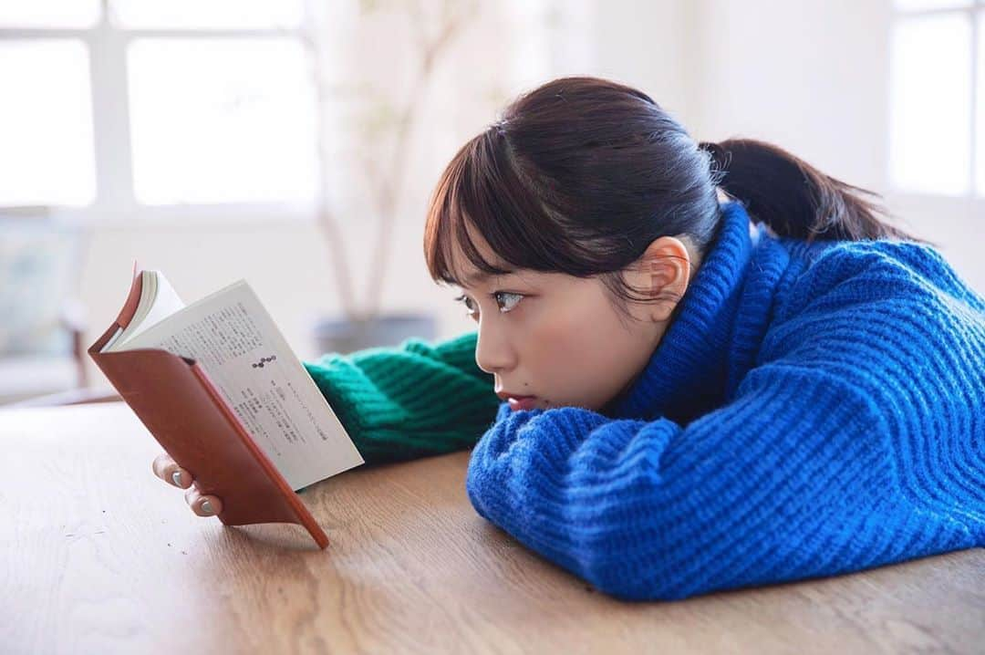 深川麻衣 さんのインスタグラム写真 - (深川麻衣 Instagram)「📚 セブンネット読書女子 12月の担当です🌼 好きな本、思わず惹かれてしまう本について、 いろいろとお話させていただきました。 ぜひ読んでいただけたら嬉しいです！」12月1日 13時33分 - fukagawamai.official