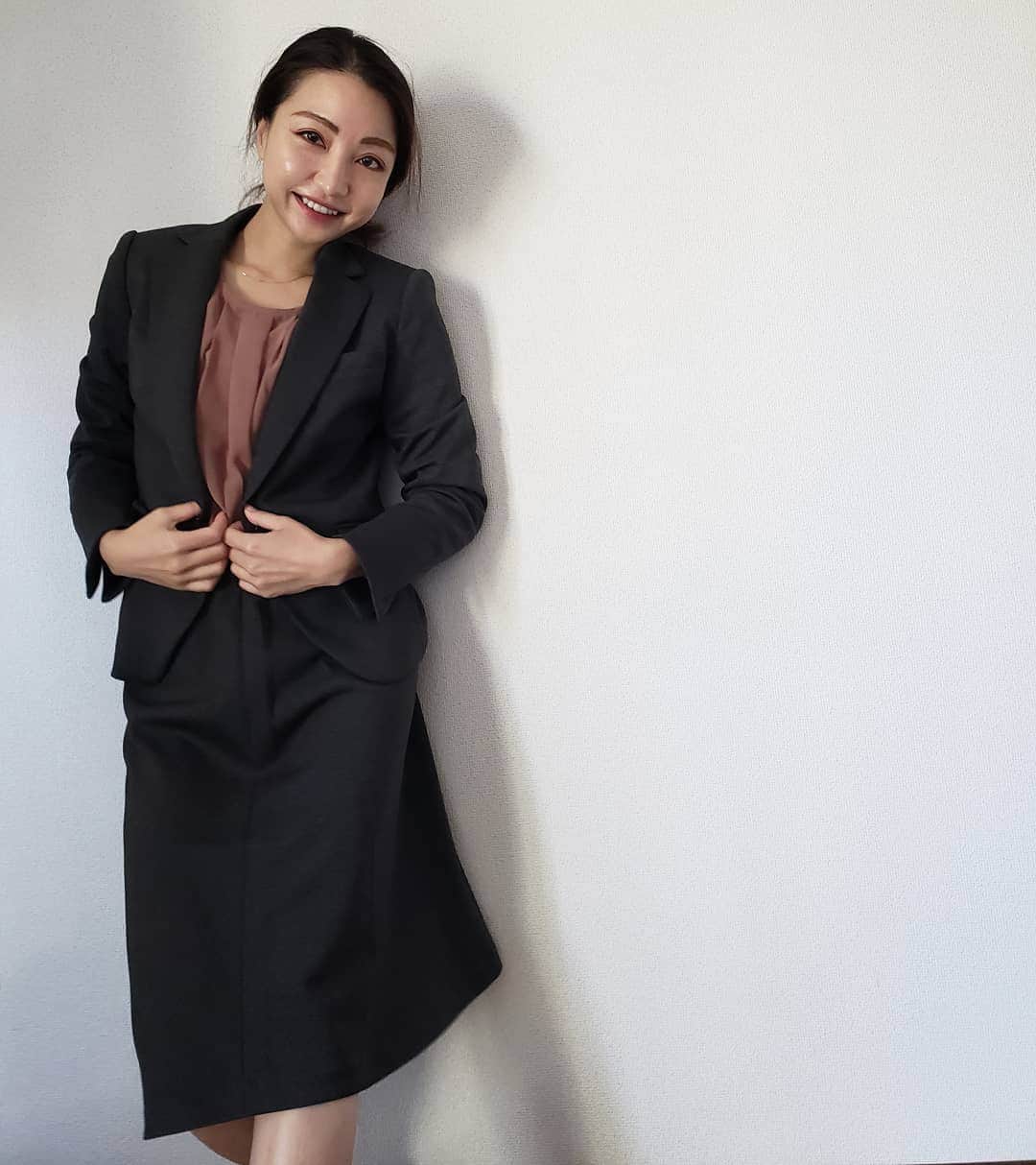 Hiromi Tomiiさんのインスタグラム写真 - (Hiromi TomiiInstagram)「. . . #ニッセン さんの、スーツ◎ . . ウール調のウォーミーな見た目と、動きやすいストレッチ性を兼ね備えつつ、洗濯機でジャブジャブ洗える多機能スーツなの＼(^-^)／ . .  単品使いでも、セットアップとしても使いやすいデザインで、これからの季節活躍しそうな生地◎ . サイズ展開：7~17号 だよ◎　 今回は#スカートスーツ  #nissen #スーツ #スーツスタイル #スーツ女子 #スーツコーデ  #nissen_fan #outfit#ootd#fashion#コーデ#きょコ  #fashion #fashiongram　#currentlywearing #lookbook #wiwt #whatiwore #whatiworetoday #ootdshare #instastyle  #outfitpost #fashionpost#PR」12月1日 13時43分 - hiromi.tomii
