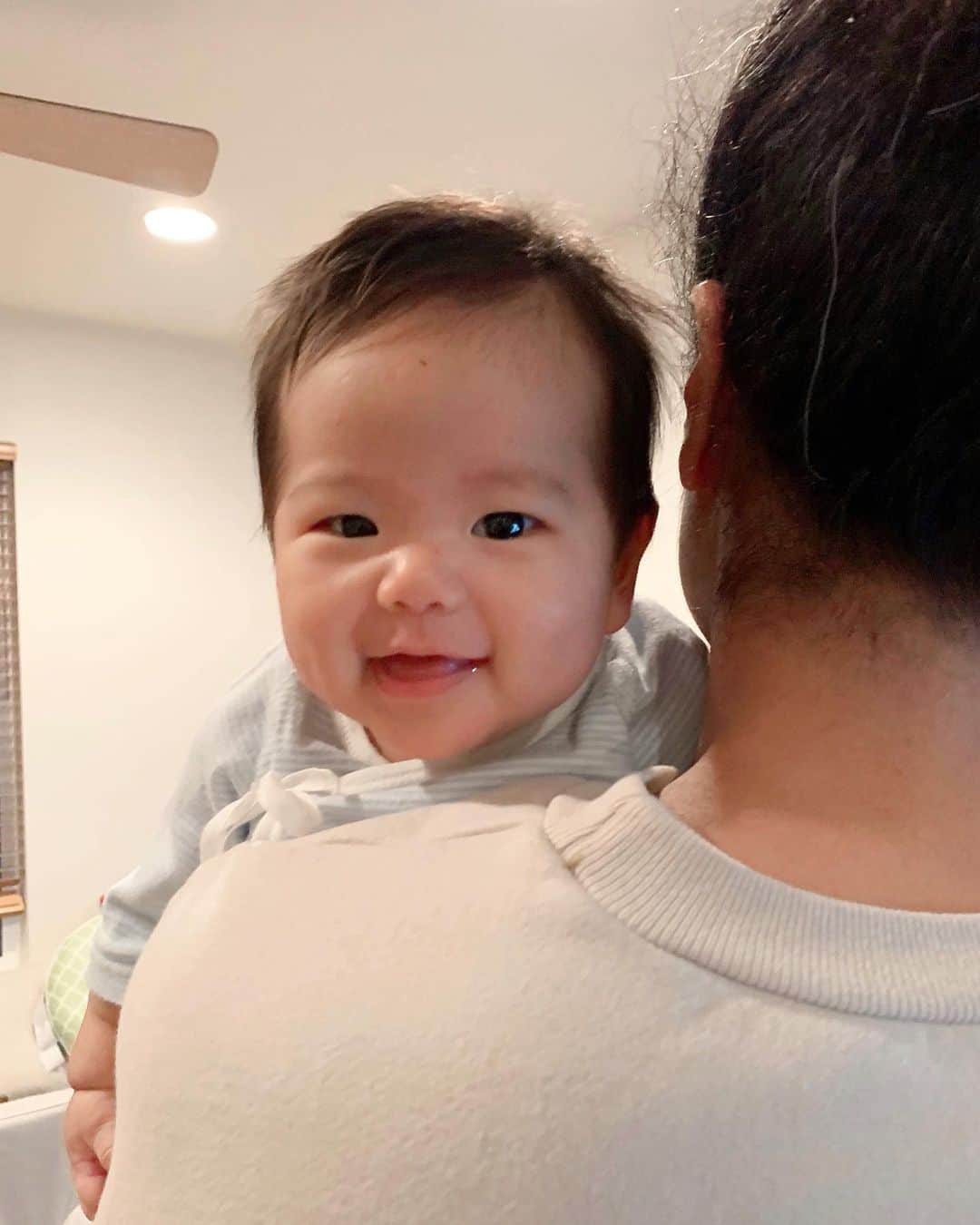 のインスタグラム：「もうすぐ3ヶ月。たくさん笑うようになりました🐣💓 곧 3개월! 제법 웃을줄아네요😆 . #2months #babyboy #2ヶ月baby #2개월아기」
