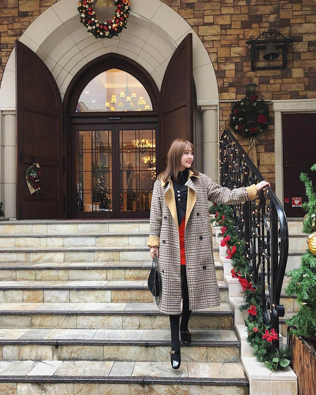 藤川沙弥のインスタグラム：「𓂅*☼﻿ ﻿ 12月に入ってどこも本格的に クリスマスな飾り付け可愛い🎄❄️﻿ ﻿ ﻿ チェック柄のアウターは﻿ @xsrokux です✔︎﻿ ベージュと切り替えなのがかわいい😚♥︎﻿ ﻿ 1000円引きのクーポンコードがあるので﻿ ぜひお得に使ってください😘﻿ 🎟クーポンコード：sr21﻿ ﻿ ﻿ ﻿  #sróku #srokucode」