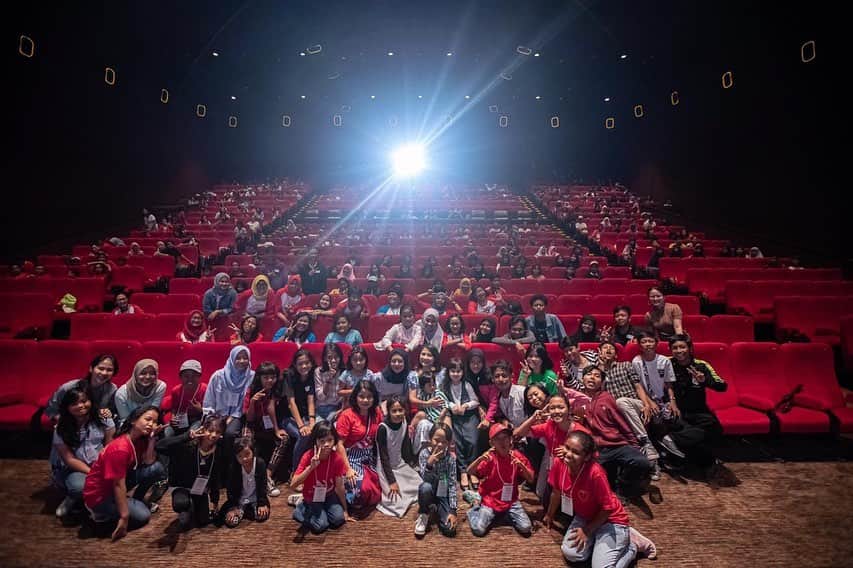 Prilly Latuconsinaさんのインスタグラム写真 - (Prilly LatuconsinaInstagram)「I felt so humbled and happy to be a part of Charity Special Screening Disney's Frozen 2! Nothing can top seeing the happy faces created by this partnership between @disneyindonesia and @ycabfoundation Thanking everyone for the warm welcome and for bringing the little girl in me out again! You were all awesome!  Make sure you catch Frozen 2 in nearest theaters yaaa... you're not gonna regret it! the movie is soooo dreamyy ❤😭」12月1日 13時52分 - prillylatuconsina96