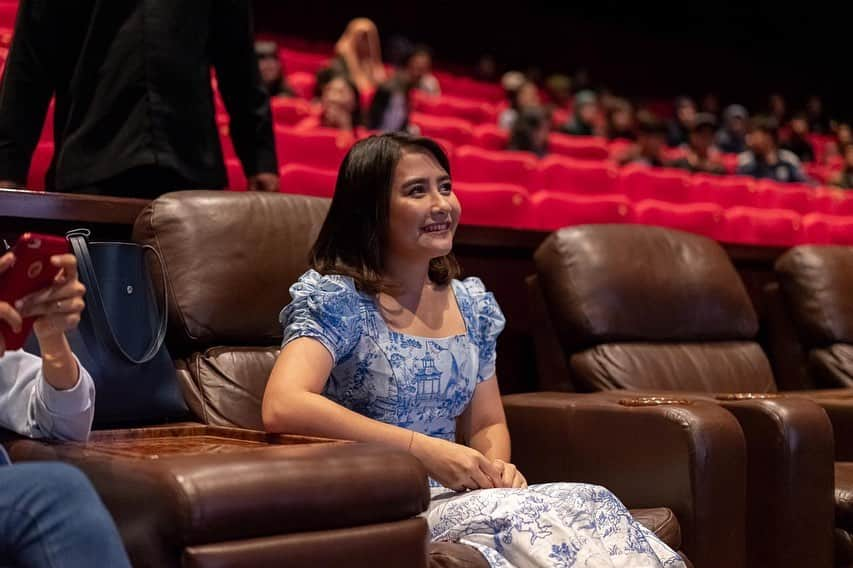 Prilly Latuconsinaさんのインスタグラム写真 - (Prilly LatuconsinaInstagram)「I felt so humbled and happy to be a part of Charity Special Screening Disney's Frozen 2! Nothing can top seeing the happy faces created by this partnership between @disneyindonesia and @ycabfoundation Thanking everyone for the warm welcome and for bringing the little girl in me out again! You were all awesome!  Make sure you catch Frozen 2 in nearest theaters yaaa... you're not gonna regret it! the movie is soooo dreamyy ❤😭」12月1日 13時52分 - prillylatuconsina96