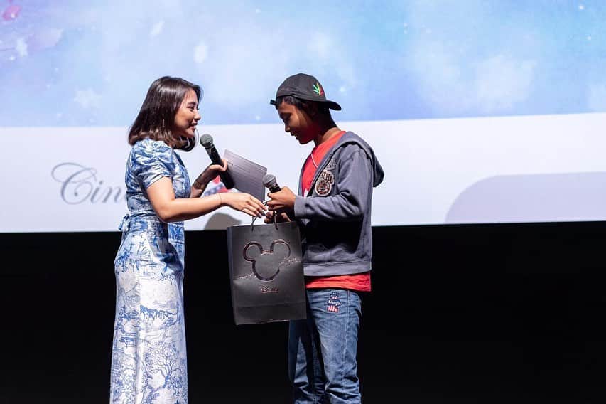 Prilly Latuconsinaさんのインスタグラム写真 - (Prilly LatuconsinaInstagram)「I felt so humbled and happy to be a part of Charity Special Screening Disney's Frozen 2! Nothing can top seeing the happy faces created by this partnership between @disneyindonesia and @ycabfoundation Thanking everyone for the warm welcome and for bringing the little girl in me out again! You were all awesome!  Make sure you catch Frozen 2 in nearest theaters yaaa... you're not gonna regret it! the movie is soooo dreamyy ❤😭」12月1日 13時52分 - prillylatuconsina96