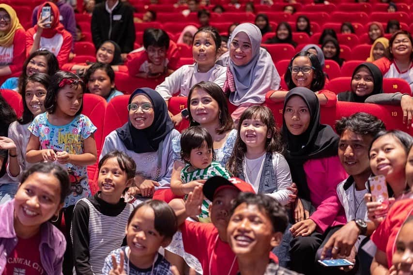 Prilly Latuconsinaさんのインスタグラム写真 - (Prilly LatuconsinaInstagram)「I felt so humbled and happy to be a part of Charity Special Screening Disney's Frozen 2! Nothing can top seeing the happy faces created by this partnership between @disneyindonesia and @ycabfoundation Thanking everyone for the warm welcome and for bringing the little girl in me out again! You were all awesome!  Make sure you catch Frozen 2 in nearest theaters yaaa... you're not gonna regret it! the movie is soooo dreamyy ❤😭」12月1日 13時52分 - prillylatuconsina96