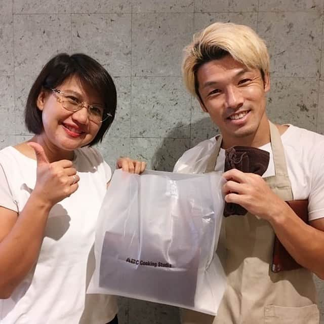 馬場悠企さんのインスタグラム写真 - (馬場悠企Instagram)「ABC Cooking Studio とうとうこんなにも作れるようになったわ😁笑  用意されてるし洗い物もしないか楽チン‼︎ 作って食べるだけ😁 最高か‼️‼️ 今月1番楽しみにしてる◯◯作りがはよしたい😊 体験で1度皆んなに行ってみてほしいわ‼︎ #abccooking #bangkok #ガトーショコラ #モンブラン #シフォンケーキ #ロールケーキ #オーナーとも一緒に #来年は試合に招待しよう #bgpu #2020 #yukibamba #twitter #facebook #instagram」12月1日 13時49分 - yuki_bamba32