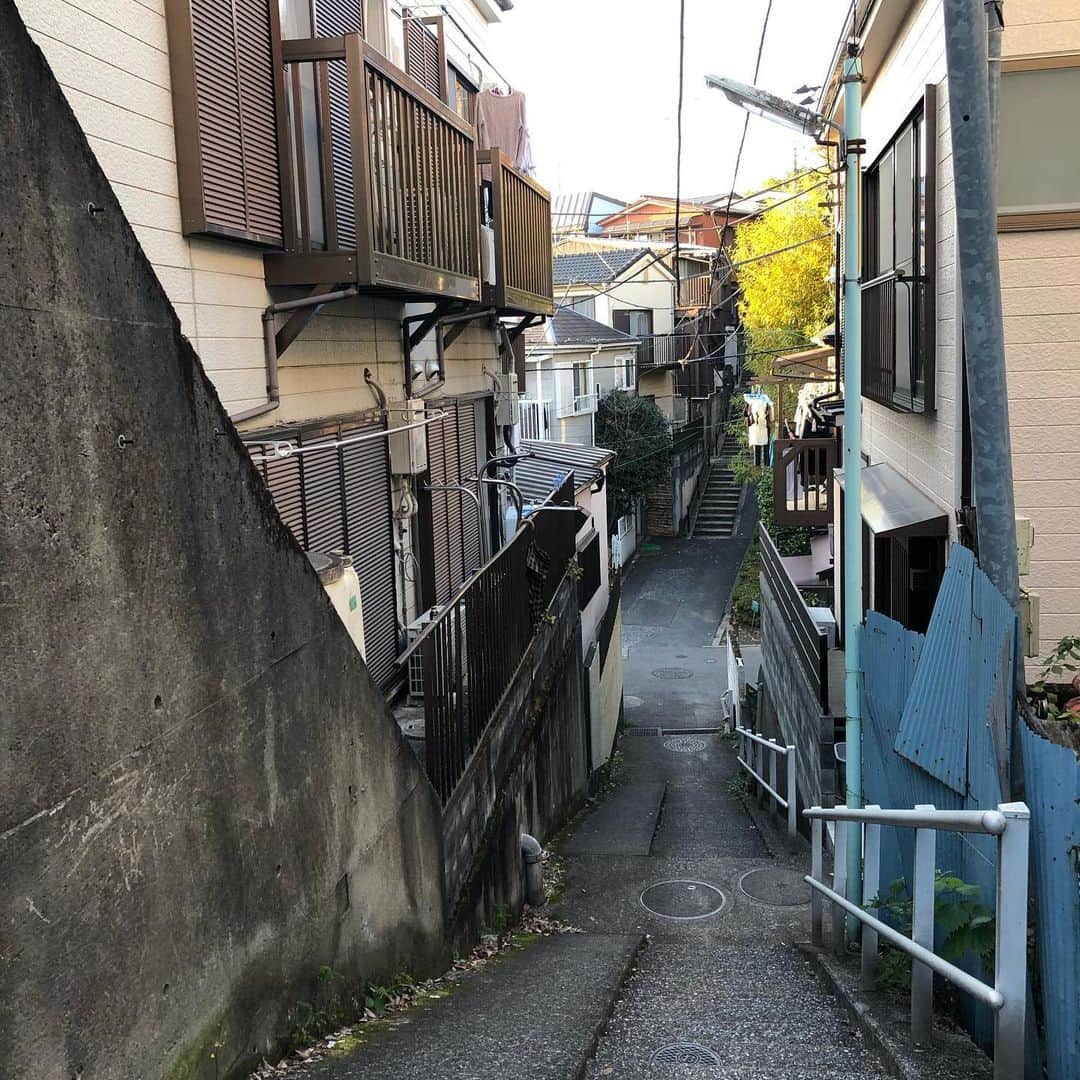 のインスタグラム：「この街に惚れてしまい仕事の合間に物件を探しています#坂道#階段#板橋」