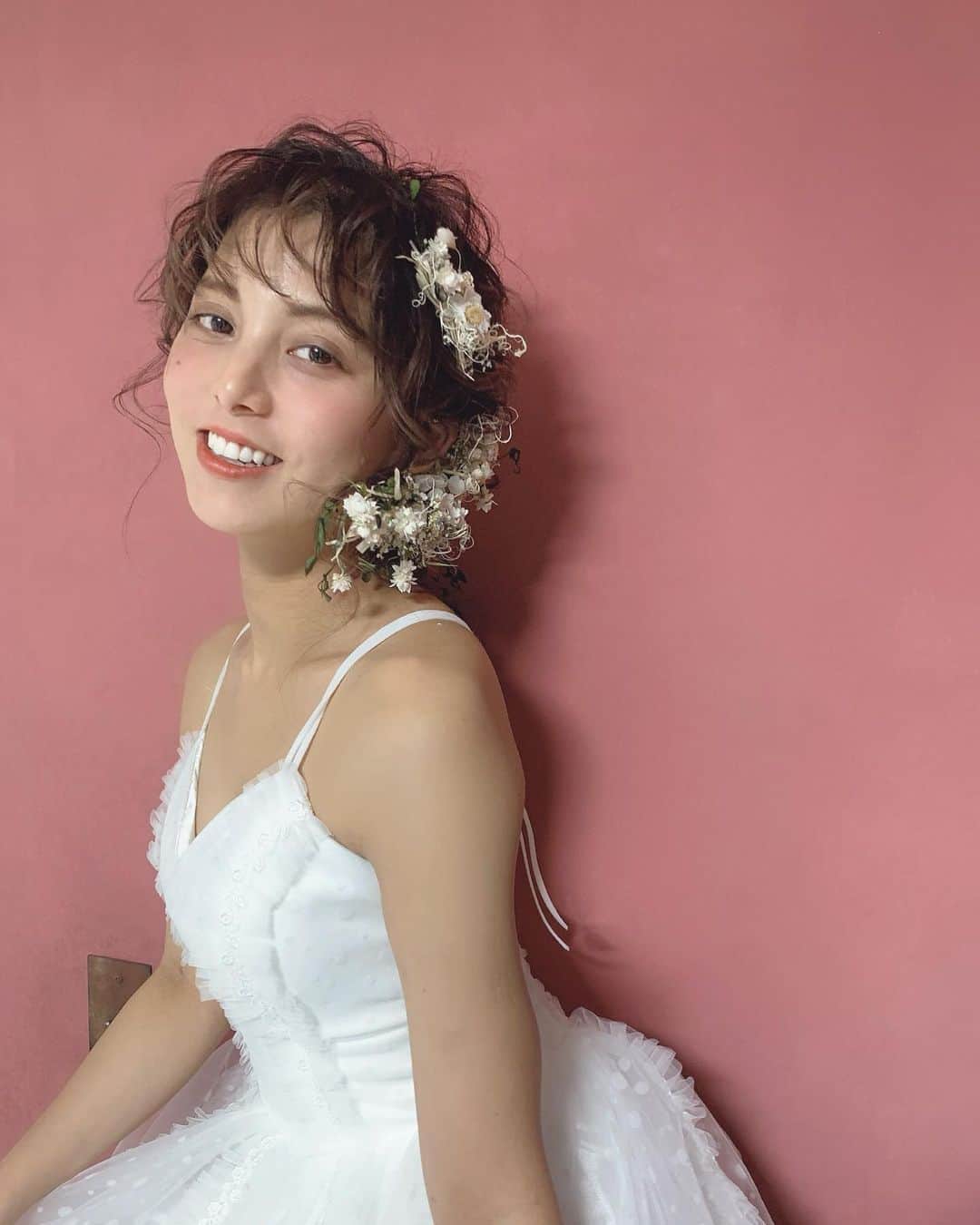 RabichePowのインスタグラム：「@amioroshi.japan  日本編みおろし会　PV撮影♡ . #hawaii#bridal#上海#香港#日本#台湾 🐰 . 海外セミナーやヘアーショー前に流れる 大切な動画撮影。 . 制作に協力して頂いた最高の方々に感謝❣️ . model  @zzzyuriazzz  movie @headman_tossy  studio @sheep.a.mu  hair accessory  @carrot.cake_rabichepow 、 笑顔のゆりあさんも素敵♡ . .  #オフショット#ジャンバランカンバラン#ユリアカンバラン#ラビッシュポー#ヘアメイク」