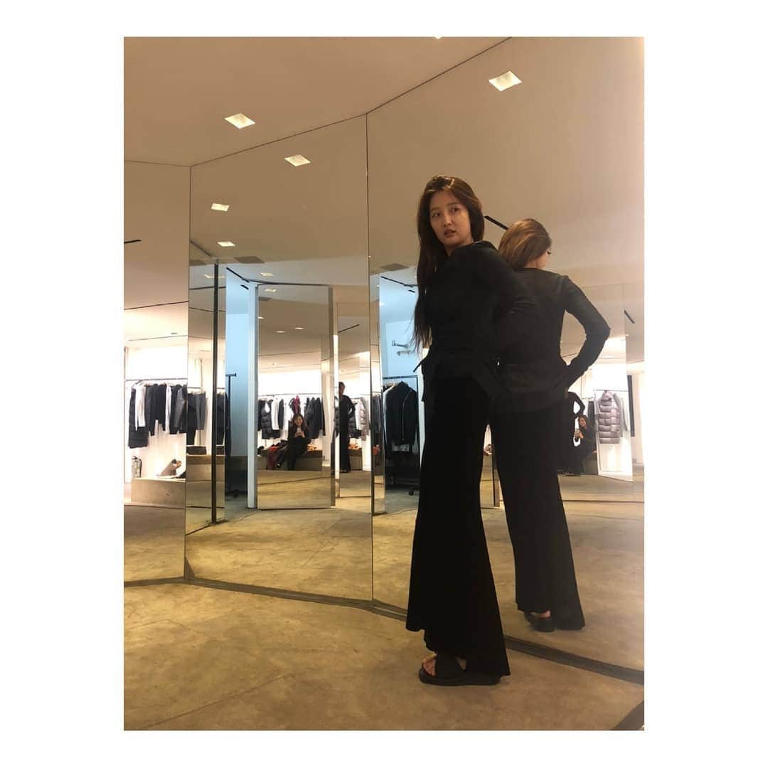 ジヒョン さんのインスタグラム写真 - (ジヒョン Instagram)「#rickowens  #🧥👖👢 @rickowensstoreseoul #시크한느낌러브」12月1日 13時57分 - jihyunilovee