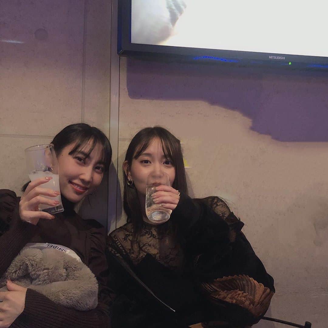 のインスタグラム：「先週まりちゃん　(@mariyagi_san )と広島に行ってきました☺️何年ぶりかの広島♪1日目は、沢山歩いたよ〜🚶🏻‍♀️広島レモンを使ったレモンサワー専門店の看板が可愛くて入ってみた🍋でも頼んだのはレモンソーダなの🤣ずっと行ってみたかった辛麺屋「輪」にも行けました🍜」