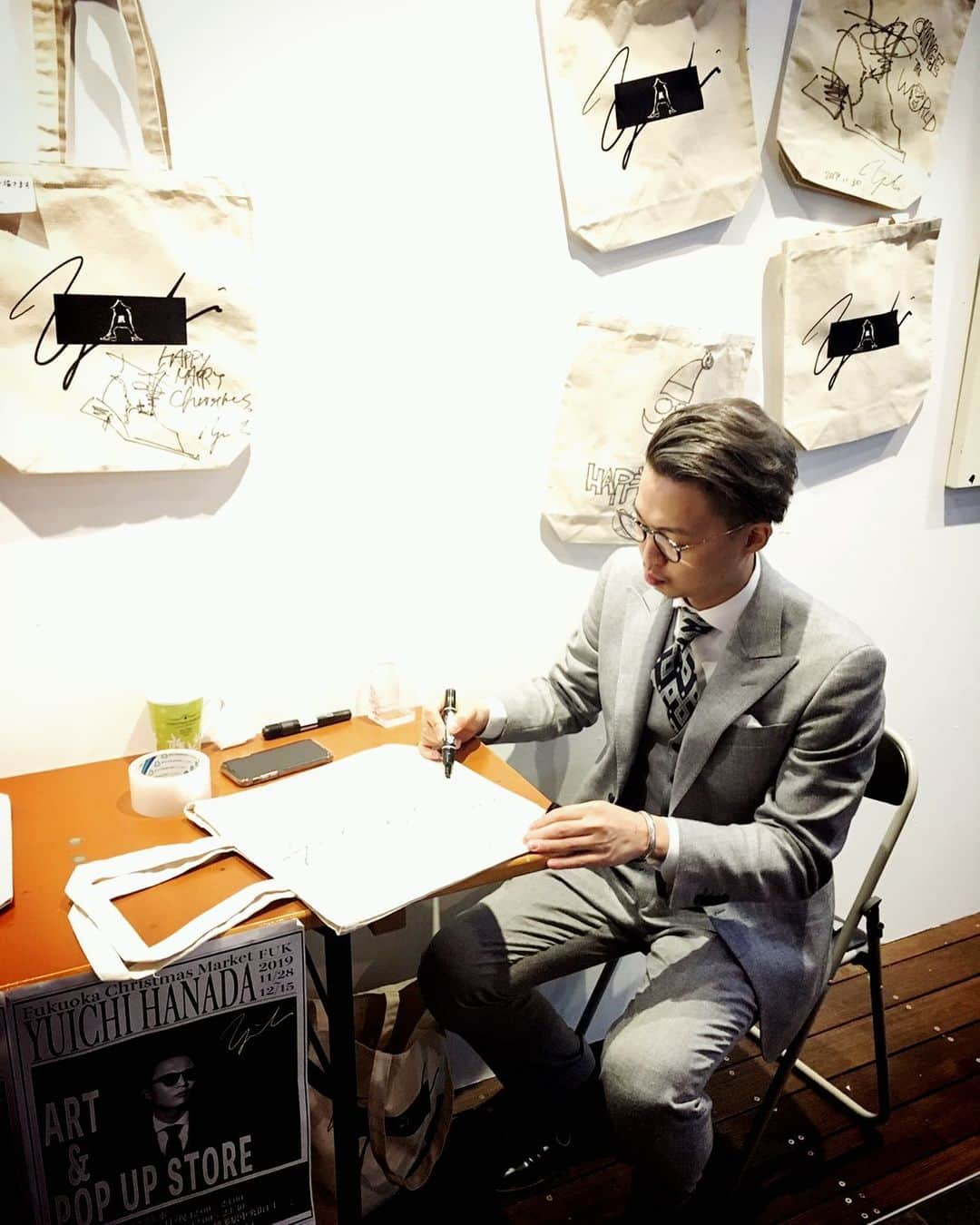 のインスタグラム：「、 今日も絶賛ART中 皆さんお待ちしております！！ #art #totebag #christmas #christmasmarket #hakata」