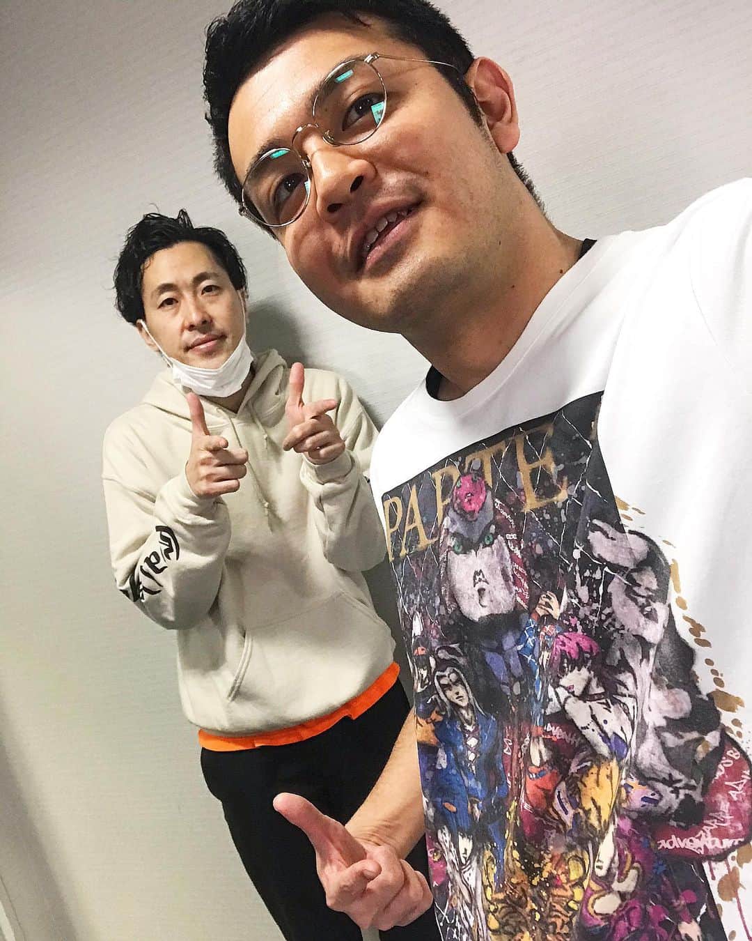高見雄登のインスタグラム：「こうへいさんに誕生日プレゼントでジョジョ第5部のめっちゃ渋いTシャツもらったぞURYYYYAAAーッ！ #JOJO#PARTE5#GOLDENWIND ぼくの誕生日の9月に注文してくれはったら、「お届けは12月頃です」と伝えられたけど、既にレジの前なので引き下がれなくなったと言うてはりました。 ありがとうございますー！！」
