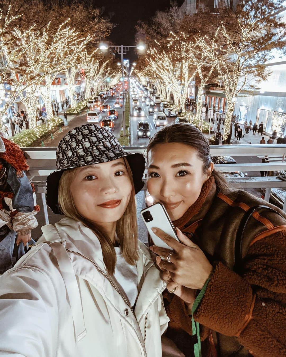 小竹麻美のインスタグラム：「@googlepixel 片手にみんなでイルミネーションを見てきたよ🎄💕💕改めて　#googlepixel4 のすごさを実感👏🏻✨夜景モードのセルフィーもこんなに綺麗。1枚目が広角モード。2枚目が通常画角のセルフィー。広角モードだとセルフィーじゃないみたいな距離感で、しかも暗くてもこんなにキレイに撮れるのがすごい！😻 （しかも美肌にしてくれる🤫）3枚目は4人で広角セルフィー！広角モードだから4人でも余裕✌🏼🎄 #pixelで撮影#googlepixel#googleのスマホ」