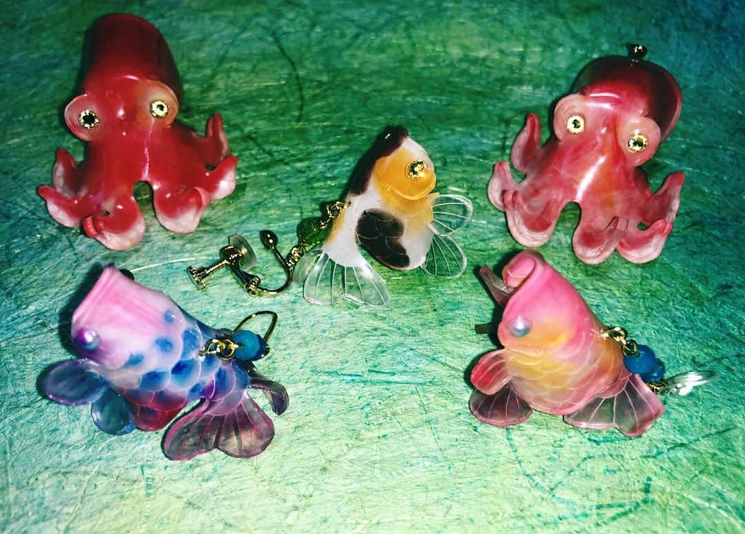 しばたありぼぼさんのインスタグラム写真 - (しばたありぼぼInstagram)「大森靖子さんとありぼぼによるものづくりくらぶを開催しました。プラ板で金魚。 2枚目左が大森さん、右はわたしが作った！！！ 3枚目のたこや三毛金魚は先生（@momoiro.handcrafted）が作った！！！ #ありぼぼせいこものづくりくらぶ」12月1日 14時33分 - shibata_aribobo