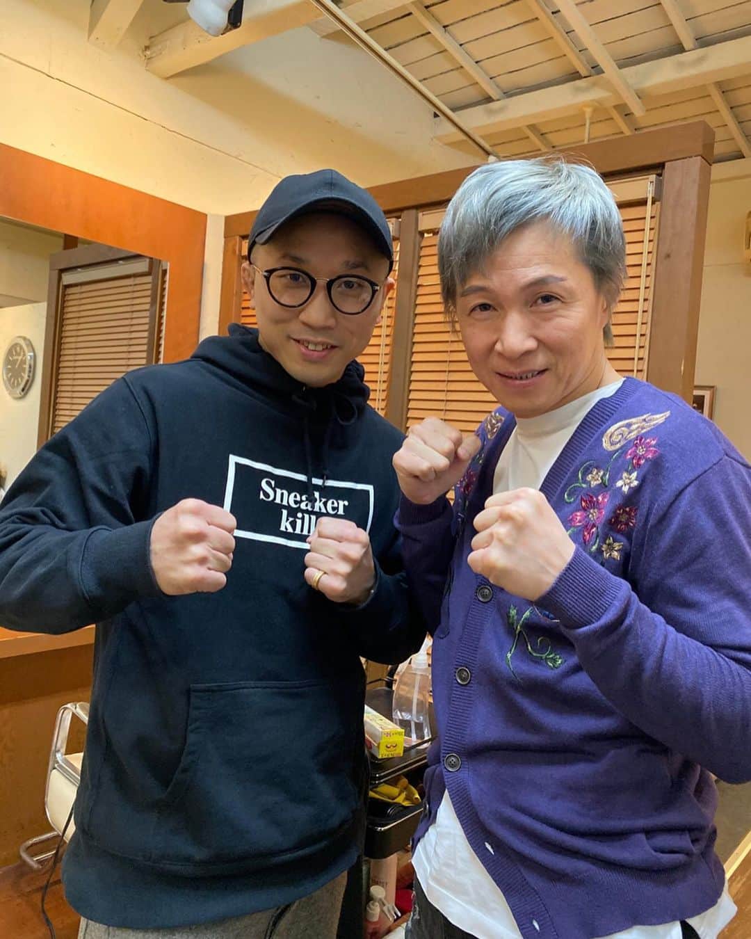 アキ（荒木良明）さんのインスタグラム写真 - (アキ（荒木良明）Instagram)「美容院で13年ぶりの再会。 世界チャンピオンボクサー粟生隆寛君。世界2階級制覇王者スゴいよねぇ〜から、今後の人生をどのように生きるかを熱く語ってくれたチャンピオン。うーん、素晴らしい✨✨ #粟生隆寛　くん #世界2階級制覇王者 #チャンピオンベルト見せろよぉ #本当に見せてくれる存在 #チカちゃん #ありがとう #スッキリ #吉本新喜劇アキ #そういう時期でしょ」12月1日 14時44分 - mizutamareppuaki