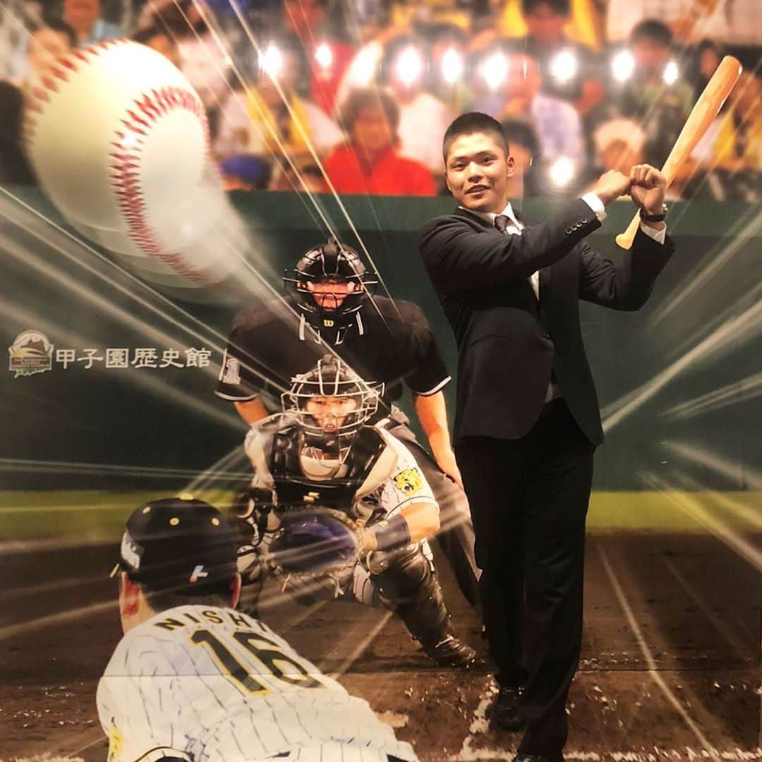 阪神タイガースさんのインスタグラム写真 - (阪神タイガースInstagram)「新入団選手が甲子園球場やグラブハウスなど施設見学に来ました！いよいよタイガースの一員です😊 #西純矢 選手 #井上広大 選手 #及川雅貴 選手 #遠藤成 選手 #藤田健斗 選手 #小川一平 選手 #小野寺暖 選手 #奥山皓太 選手 #阪神タイガース #ドラフト会議2019」12月1日 14時45分 - hanshintigers_official