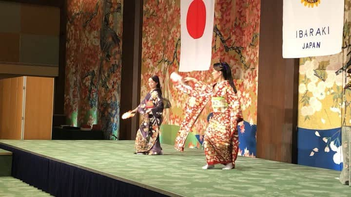 大澄れい（大崎緑）のインスタグラム：「同期の桃花ひな(花柳楽ひなみ)と日本舞踊を踊る機会に恵まれました。 共に日本舞踊を愛する、信頼のおける仲とあって息ぴったり！何から何まで本当にありがとう！ 演目は長唄「島の千歳」。祝宴の場にふさわしい、大変おめでたい舞踊です。 外国の来賓の方も多く、日本の伝統芸能に親しんでいただけたのではないかなぁ〜と✨ 緊張感もありつつ、華やかな舞台を経験させて頂き本当に幸せなひとときでした。 お世話になった皆様に心から感謝いたします。  #茨木ロータリークラブ #創立60周年記念式典 #日本舞踊 #長唄島の千歳 #桃花ひな #花柳楽ひなみ #大澄れい #花柳友朝香 #宝塚OG」