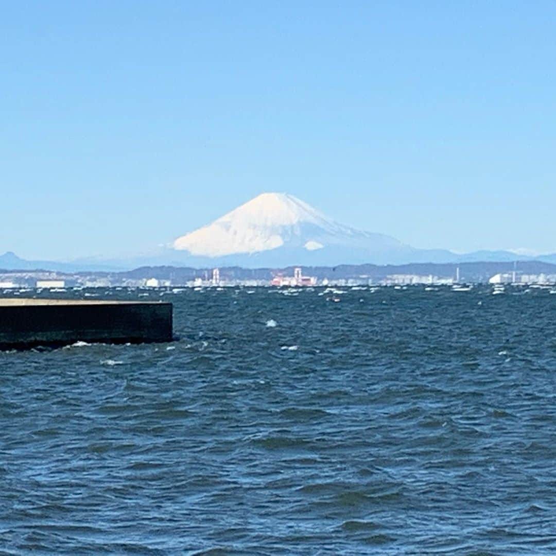 福士蒼汰さんのインスタグラム写真 - (福士蒼汰Instagram)「12月ですね。冬って とてもノスタルジックになるよね 12月。クリスマス。年末。  今年が終わっていく。 けど来年が待っている。 始まっていく。  灯台から富士山が見えた！ 灯台近くの浜辺！」12月1日 14時40分 - fukushi_sota_official