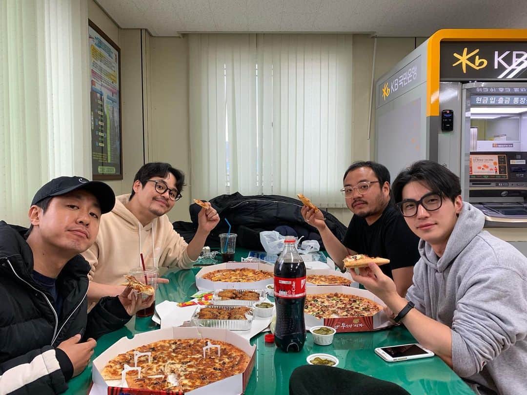 コ・ギョンピョのインスタグラム：「군생활 마지막 면회..일듯. 끝끝내 보러오겠다며 5개월을 기다려서 와준 고마운 형들. 고마워. 사랑해.」