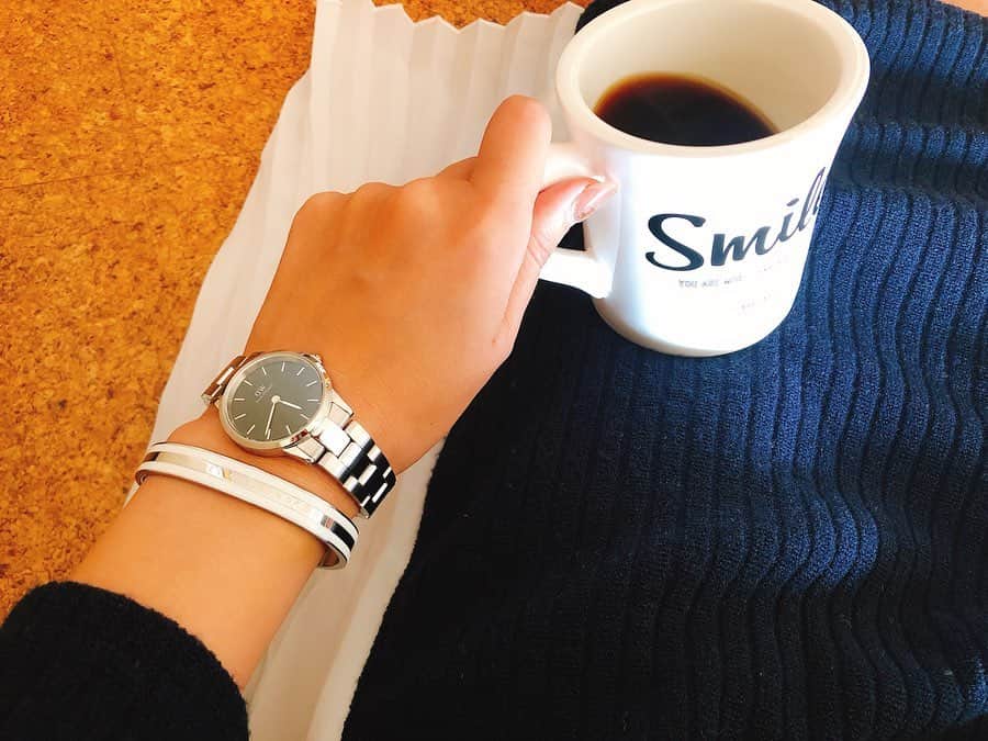 のインスタグラム：「. . . . お休みの昼下がり✨✨ コーヒー片手にのんびり過ごす...☕ . . . アクセサリーが好きで 最近のお気に入りは @danielwellington  ダニエルウェリントン⌚✨ . . . 皮のもの多かったんだけど たまにはこういう 大人なシルバーとか 着けたくなるよね✨✨ . . . 時計に合わせて シルバーのバングルもセットで 着けてみたりしちゃって😆✨ . . . 12月といえば、、 世の中の皆さん一大イベントですよ✨✨ . . . 白髭のおじさんが 飛び回る日です🎅✨🎄✨ . . . 自分へでもいいし お揃いでもいいし 流行りの時計つけて イチャラブしてくださいっ❤ . . . 11/25～12/2期間中、 ①腕時計とアクセサリーまたは ストラップの購入で30%OFF ②数量限定一部の商品50%OFF ③15%OFFクーポンコード併用可能、ギフトラッピング無料 . クーポンコード：yuria8 .  http://www.danielwellington.com/jp . #ダニエルウェリントン #danielwellington #腕時計 #⌚ #時計 #watch #オシャレ #バングル #アクセサリー #accessory #キラキラ #クリスマス #手元 #手元倶楽部 #手元コーデ #☕ #休日 #コーヒー #のんびり #ゆったり #綺麗は作れる #努力は必ず報われる . . .」