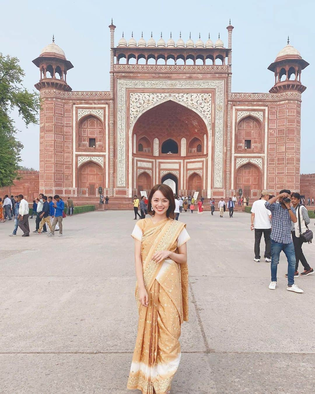 黒田真友香さんのインスタグラム写真 - (黒田真友香Instagram)「#旅まゆか　in インド〜🇮🇳 まずはインドといえば！のタージマハルへ。デリーから車で片道4時間かけて見に行きました🥺  けど4時間かけた甲斐があるくらい、ほんと肉眼で見ても絵みたいで、大きくて、美しくて圧巻。  大好きなアラジンの世界みたいで心が躍った😂❤️ アラジンはどこの航空会社のモニターにも映画入ってるから、実写版10回くらい観ました。笑  今回の行き帰りも観た😂  サリーはレンタルして、おでこのシールもつけてもらいました☺️ 私のサリーはかなりシンプルめな方なんだけど、スワロフスキーがついてたり、装飾がついてたり現地の方が着てるサリーは本当に豪華で綺麗だった😯 ・ ・ ・ ✨ #インド #インド旅行　#タージマハル　#インド一人旅　#女子一人旅　#海外女子一人旅 #一人旅　#海外一人旅　#アグラ　#デリー　#サリー」12月1日 15時02分 - kurodamayukaxx