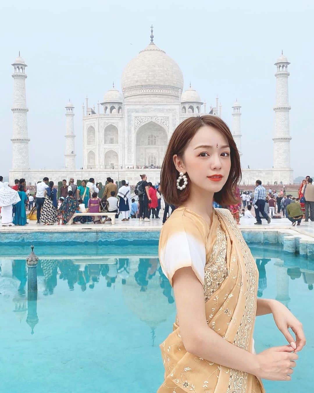 黒田真友香さんのインスタグラム写真 - (黒田真友香Instagram)「#旅まゆか　in インド〜🇮🇳 まずはインドといえば！のタージマハルへ。デリーから車で片道4時間かけて見に行きました🥺  けど4時間かけた甲斐があるくらい、ほんと肉眼で見ても絵みたいで、大きくて、美しくて圧巻。  大好きなアラジンの世界みたいで心が躍った😂❤️ アラジンはどこの航空会社のモニターにも映画入ってるから、実写版10回くらい観ました。笑  今回の行き帰りも観た😂  サリーはレンタルして、おでこのシールもつけてもらいました☺️ 私のサリーはかなりシンプルめな方なんだけど、スワロフスキーがついてたり、装飾がついてたり現地の方が着てるサリーは本当に豪華で綺麗だった😯 ・ ・ ・ ✨ #インド #インド旅行　#タージマハル　#インド一人旅　#女子一人旅　#海外女子一人旅 #一人旅　#海外一人旅　#アグラ　#デリー　#サリー」12月1日 15時02分 - kurodamayukaxx