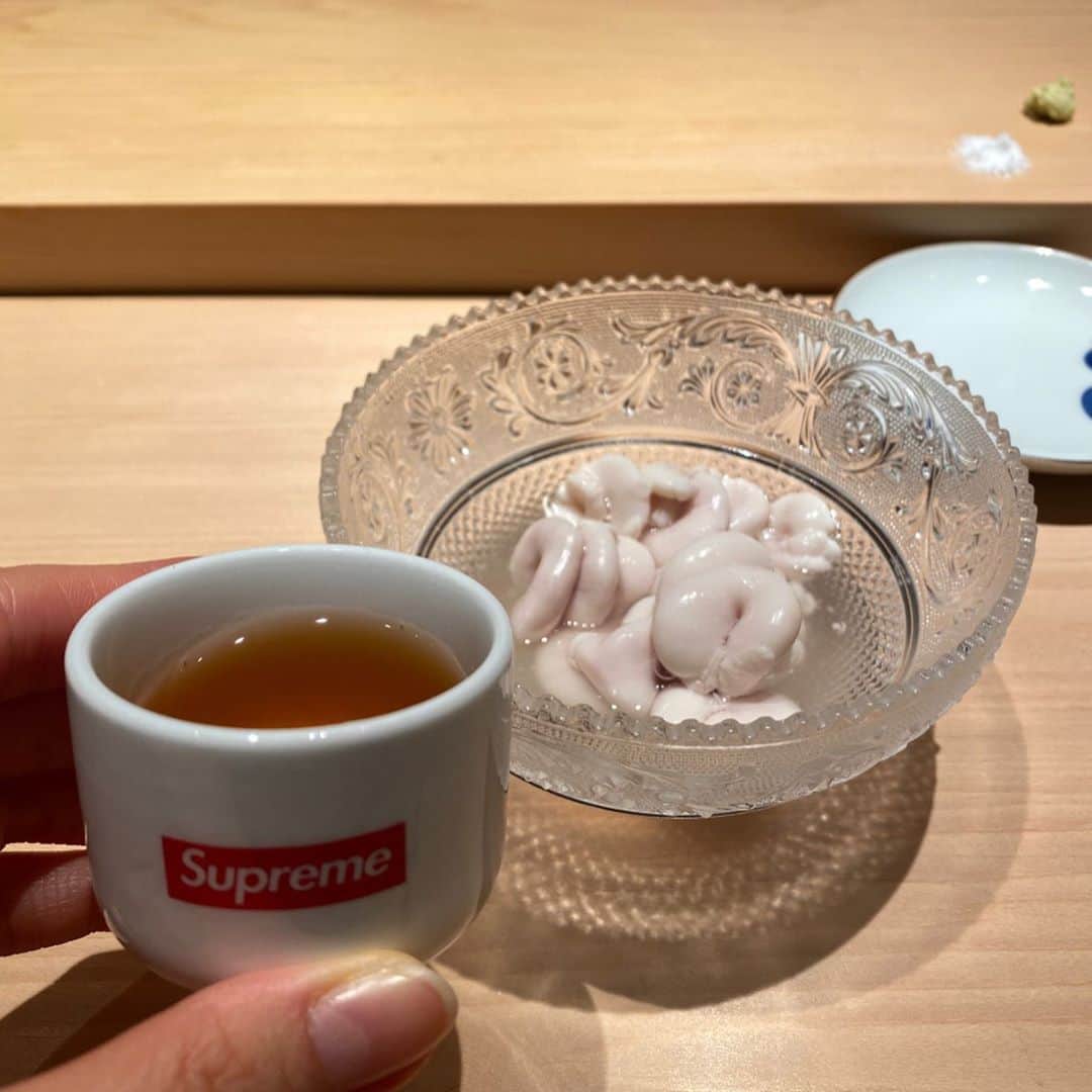 市原彩花さんのインスタグラム写真 - (市原彩花Instagram)「世界一好きなご飯屋さん✨ 札幌の#鮨一幸 さん🍣 ここに来る為だけに今年も北海道に来ました☺️ @sushi_ikko  お店も工藤さんもお鮨も好き過ぎて、予約取れた日からずっとワクワクしてた☺️💗 #情熱大陸 で知ってから、どうしても行きたくて去年初めて1人鮨デビューしたんだ🍣 一幸さんで女性の1人鮨は私が最年少らしい🤣 工藤さんの握る姿を見てるのも、話を聞くのも楽しくて、ショーを観に来てる感じ☺️ また今年も来れて幸せいっぱいです🥰 ずっと通います🥰 #鮨#寿司#sushi#北海道#札幌#すすきの#hokkaido#札幌寿司#札幌グルメ#すすきの寿司#すすきのグルメ」12月1日 14時57分 - ayaka_ichihara