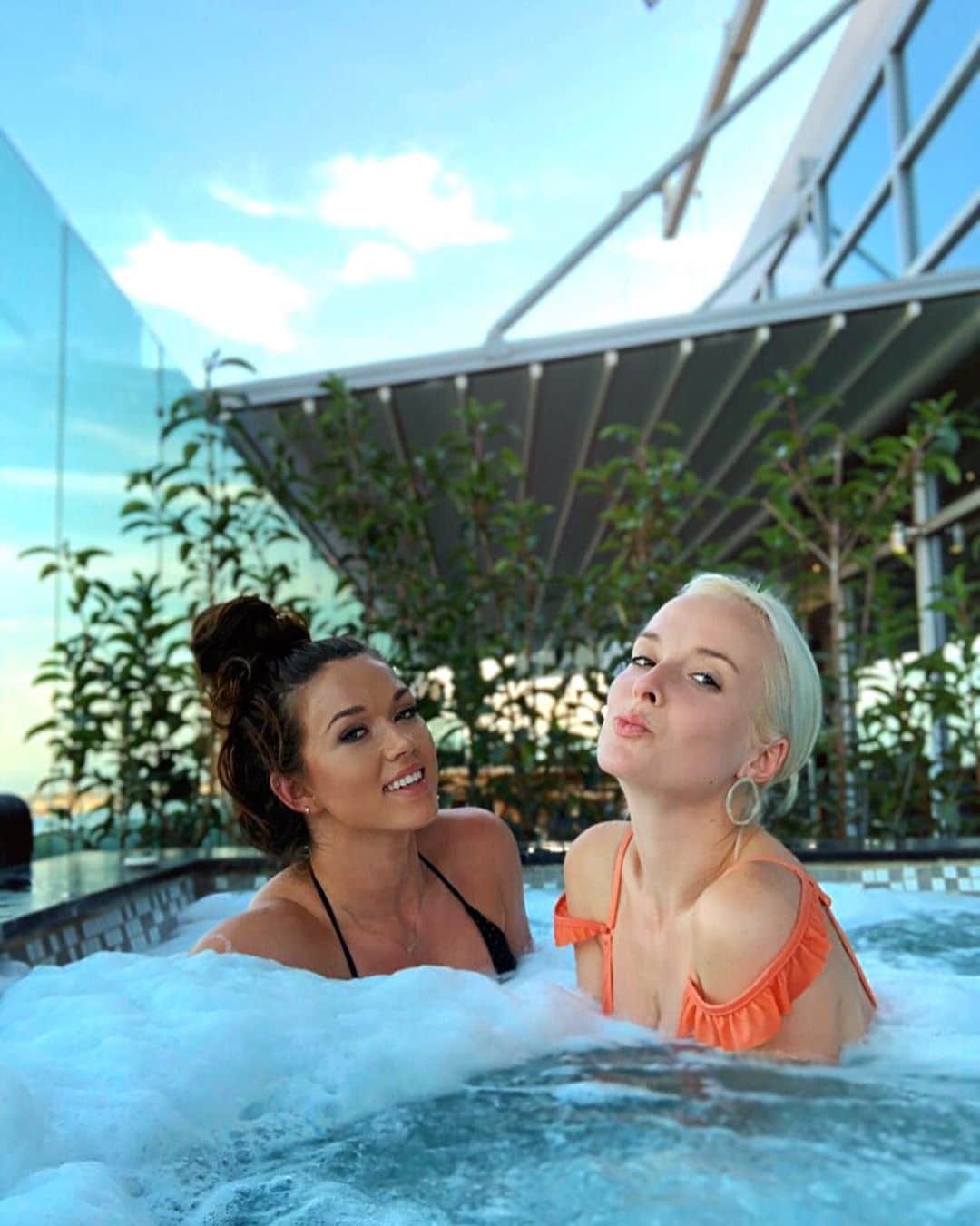 Nika Kljunさんのインスタグラム写真 - (Nika KljunInstagram)「With my chica @klaudiaantos in Mexico babyyy!! Private jacuzzi on the roof top?! Mmm... ABSOLUTELY! 😛 Gotta make sure to have fun even on a super busy day... 😉💋 . #girlstime #spatime #jacuzzitime #withmygirl #santafenewmexico #iloveyoumexico #worktrip」12月1日 15時11分 - nikakljun