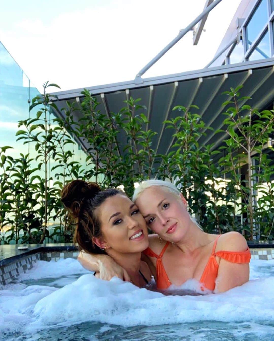 Nika Kljunのインスタグラム：「With my chica @klaudiaantos in Mexico babyyy!! Private jacuzzi on the roof top?! Mmm... ABSOLUTELY! 😛 Gotta make sure to have fun even on a super busy day... 😉💋 . #girlstime #spatime #jacuzzitime #withmygirl #santafenewmexico #iloveyoumexico #worktrip」