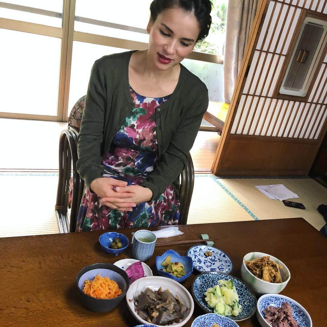 レイチェル・クーさんのインスタグラム写真 - (レイチェル・クーInstagram)「N H K 🇯🇵 Monday 2nd December at 22:50 I explore the Yamanashi region with it's amazing fresh produce (got very excited seeing a persimmon growing), taste delicious home cooked dishes and do a little cooking with the ingredients I discover 🍑🍅🍇More info 👉 Link in bio⁠⠀ ＊＊＊＊＊＊＊＊＊＊＊＊＊＊＊＊＊＊＊＊＊⁠⠀ 放送は⁠⠀ 12月2日（月）　２２：５０～２３：１９⁠⠀ NHK　Eテレ　放送エリア：日本⁠⠀ 「レイチェルの旅ときどきキッチンin 山梨」⁠⠀ ＊＊＊＊＊＊＊＊＊＊＊＊＊＊＊＊＊＊＊＊＊⁠⠀ Coat @brgnbylundegaundal {gift}⁠⠀ Dress @lenahoschek {not gifted but have received other clothes gifted} .⁠⠀ .⁠⠀ .⁠⠀ .⁠⠀ .⁠⠀ .⁠⠀ .⁠⠀ .⁠⠀ .⁠⠀ .⁠⠀ #rachelkhoo #rachelkhoorecipe #khoojapan #rachelkhoojapan #nhk #rachelkhooyamanashi #persimmon #mountfuji」12月1日 15時07分 - rachelkhooks