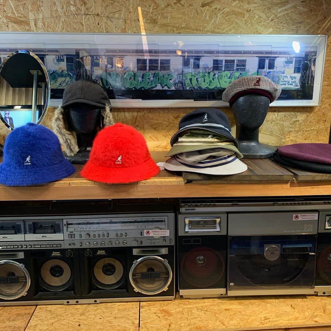 のインスタグラム：「‪【KANGOL】‬﻿ ﻿ ■KANGOL﻿ ﻿ 本格的に冬到来ですね☃️﻿ これからの真冬にもピッタリのKANGOLをご紹介します🦘✨﻿ FURGORAベルハットなどラインナップも豊富に揃えました👍💥💥﻿ もう既に売り切れになっているアイテムもあるのでお早めに❗️💦﻿ これからのシーズン持っておいて損はないアイテムです😎🙌﻿ ﻿ オンラインストアにも随所更新予定です✨✨﻿ http://shop.dancers-c.com/?mode=cate&cbid=2097815&csid=25&sort=n﻿ ﻿ 電話通販も可能です😊﻿ お気軽にお問い合わせ下さい✨﻿ ﻿ ダンサーズコレクション原宿店 ☎03-5474-9575﻿ ﻿ #KANGOL﻿ #ダンコレ #ダンサーズコレクション #dancerscollection #tokyo #harajuku」