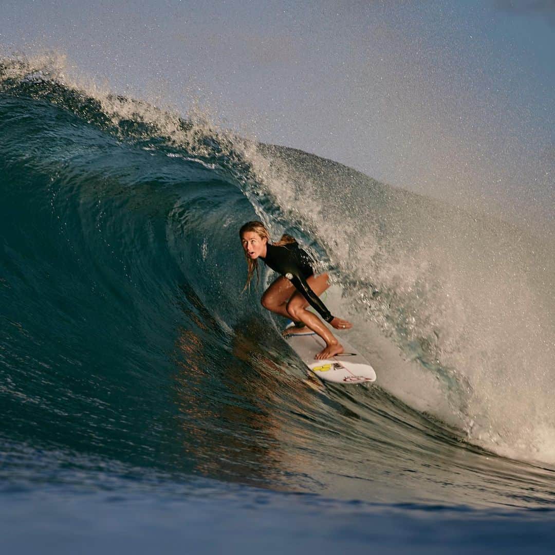 ニッキ・バン ダイクのインスタグラム：「Lezzzz gooooooo 🤸🏼‍♀️🏄🏼‍♀️🤸🏼‍♀️🏄🏼‍♀️」