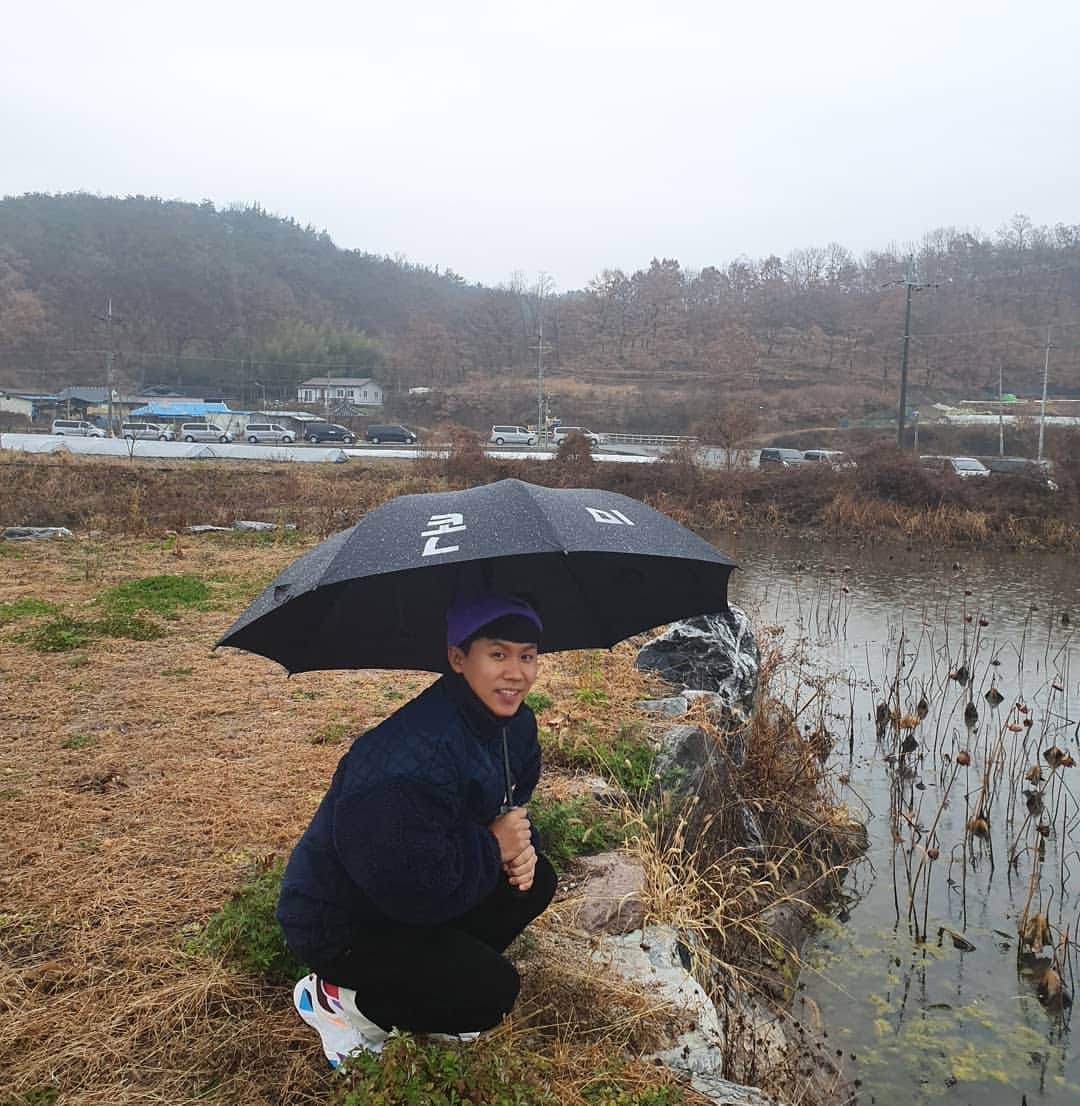 のインスタグラム：「사진2개 넘기면  내가 담았지만 빗소리 끝남 귀 가까이 하고 들어봐요」
