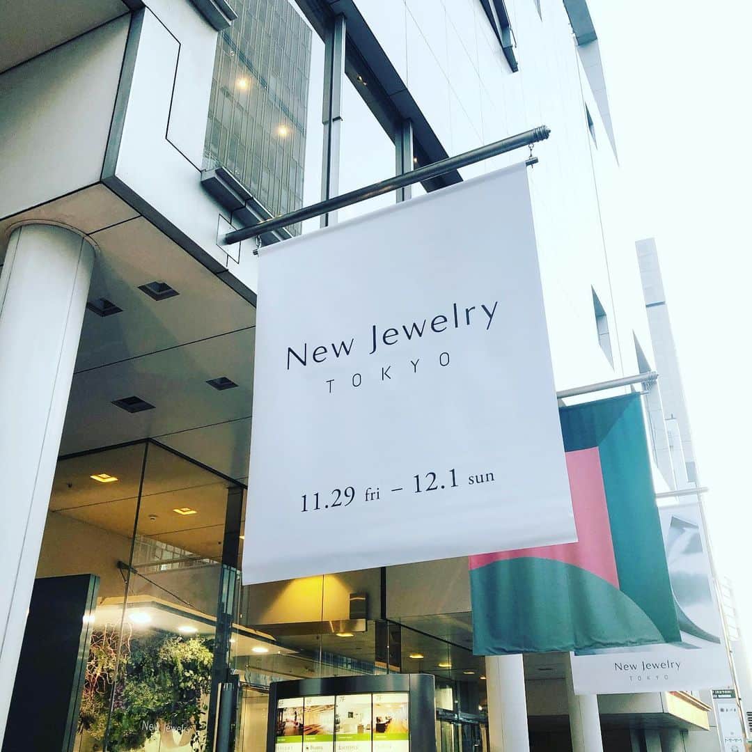 マイナビウエディング ジュエリーさんのインスタグラム写真 - (マイナビウエディング ジュエリーInstagram)「日本最大規模のデザイナーズジュエリーイベント「New Jewelry TOKYO」が表参道のスパイラルで開催中！国内外のジュエリーデザイナー、作家、メーカーが一堂に会し、唯一無二のセンスと世界観が溢れるブランドに出会える空間です。 ブライダルジュエリーブランドも多く出展しており、洗練されたデザインと繊細であたたかな手仕事が感じられる人気ブランド @yukahojo_jewelry や、日本の美意識をデザインソースにした和のアンティークジュエリー @nibi_craft など、ブライダルジュエリーの今を感じられる最旬ブランドが沢山出展されていました！ 本日1日までなので、お近くにお越しの際は、ぜひ訪れてみて。 ✴︎New Jewelry TOKYO✴︎ 2019年11月29日(金) - 12月1日(日) 11:00-20:00 @spiral_jp  #newjewelrytokyo #spiralmarket #ブライダルジュエリー #結婚指輪 #婚約指輪 #ブライダルリング #ブライダルジュエリー #ダイヤモンド  #マイナビ #マイナビウエディング #結婚準備 #卒花嫁 #イベント情報#ジュエリー好きと繋がりたい#ダイヤモンド好きな人と繋がりたい #プレ花嫁2019　#プレ花嫁2020」12月1日 15時20分 - mwd_jewelry