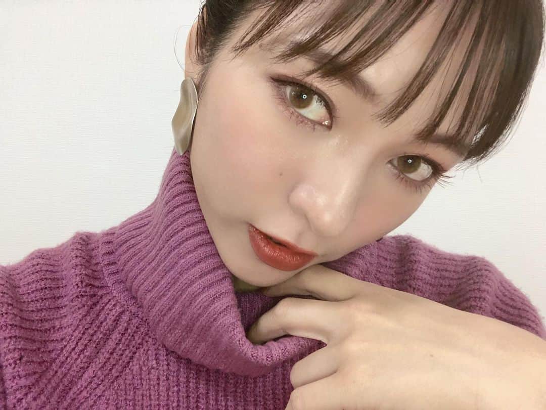 のインスタグラム：「・ 12月こんにちは⛄️❄️ ・ ファッションもがっつり冬仕様になってきて 新しいアウター着るたびに 新鮮るんるん🕺💝💕 ただいつまでもこの気持ち続くわけじゃないんだよねー🤣 冬服にも飽きてきて 早く春こーい🍡ってなる笑 ・ 冬服で飽きないように メイクやヘアやカラコンで 飽きずに行きたいと思う今日この頃🕺💘 ・ 最近のカラコンは @mitunolens のソラブラウン✨ グリーン味もあるブラウンで つけ心地軽くて ストレスフリーだしお気に入り🤩💚 ・ クリスマスコフレでアイシャドウ パレットは３つゲットしてるから 今はベースメイクたちを狙ってるよー🥴💕 最近買い物欲がこわい🤪 飛んでく飛んでく〜💸💸💸笑 ・ ・ #december #12月 #蜜のレンズ #ソラブラウン #カラコンレポ #2019年残り1ヶ月 #悔いなく過ごそう」