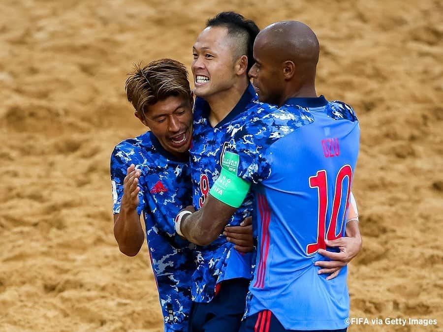 日本サッカー協会さんのインスタグラム写真 - (日本サッカー協会Instagram)「【Match photos②】決勝進出ならず。PK戦の末、ポルトガルに惜敗。３位決定戦へ。　～　FIFAビーチサッカーワールドカップパラグアイに2019 ・ ラモス瑠偉監督率いるビーチサッカー日本代表は、パラグアイで開催されているFIFAビーチサッカーワールドカップの準決勝で 強豪ポルトガル代表と対戦し、3-3からPKの末に敗退し、史上初となる決勝進出を逃しました。 ・ 日本代表は、日本時間12月2日(月)午前4時15分キックオフの 3位決定戦でロシアと対戦します。 ・ Next 📅12/2 4:15KO 🆚ロシア🇷🇺 📺J SPORTS 2 👉大会情報はJFA.jpへ ・ #jfa #daihyo」12月1日 15時29分 - japanfootballassociation