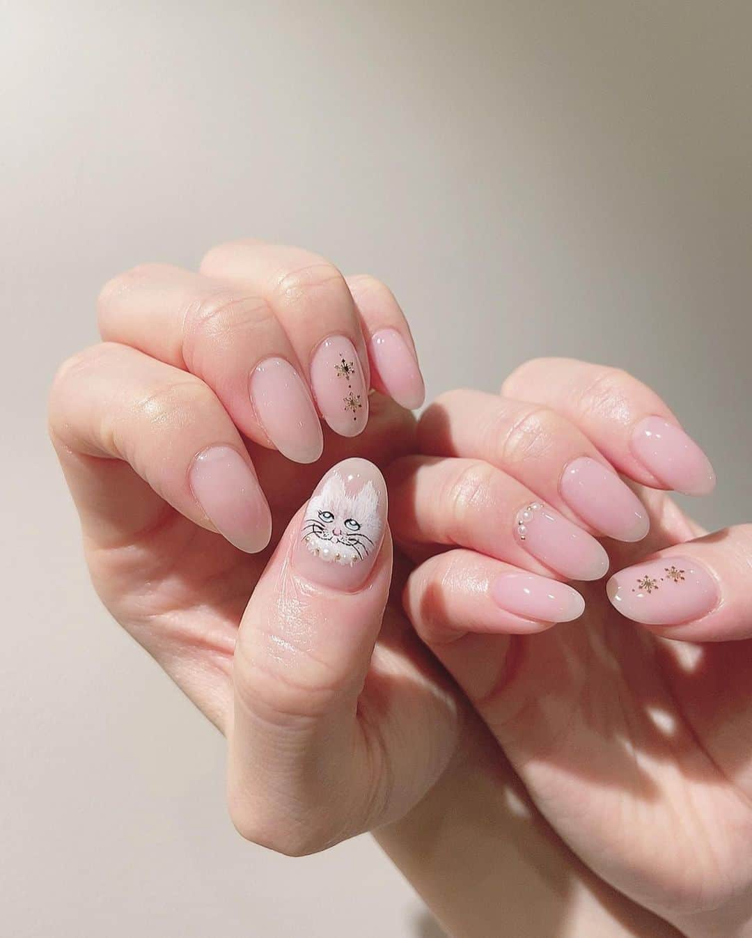 野崎萌香さんのインスタグラム写真 - (野崎萌香Instagram)「nail change💓  今回はうちのコパンちゃんを 描いてもらいました！  似てるかな？？？ 🐈💓 . . .  メッセージ沢山頂いていたので、 一つ前にしていたnailも 載せておくね♪  一個前のはレースをイメージして artしてもらいました😉💕 . . .  いつも @riche_nailcollection の 青木さんにお願いしています💅」12月1日 15時30分 - moeka_nozaki