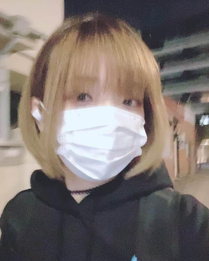 小桃のインスタグラム：「✌🏻 繼續短髮還是留長好？😫 #女の子 #自撮り」