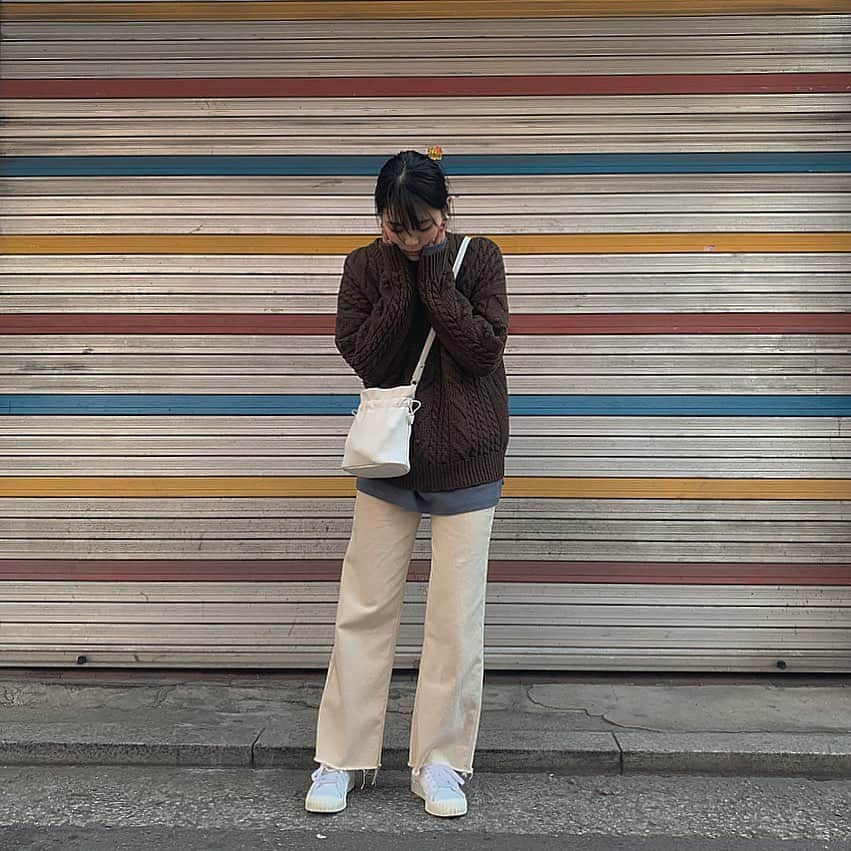 前田亜美のインスタグラム：「. . 私服☺︎︎. . ニット1枚で歩ける気温が1番好き。. . . 最近は寒すぎて…120デニールのタイツを履いてカイロぺたぺたしないと寒くて耐えられない季節になりました。笑. . . #私服 #ami私服 #Korea #韓国 #韓国ファッション」