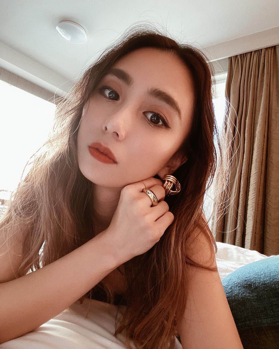 のインスタグラム：「. . 最近新調したアクセたちが超かわいい♡ いきなりアクセ欲しい欲が湧いてきてまとめ買いしてみたw 指輪もピアスも全部 @alo_amo のだよ！ . 昔はシルバー派だったんだけど気づいたら断然ゴールド派になってる💍 . . #ゴールドアクセ #ゴールドアクセサリー #ゴールドピアス #ゴールドリング」