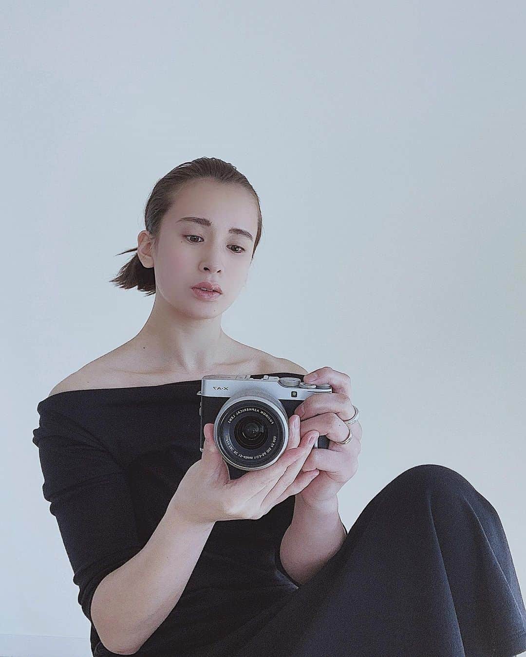 持永真実のインスタグラム：「FUJIFILMの新しいミラーレス📸﻿ ﻿ 写真も映像も、、！﻿ 撮り倒したいな、わくわく♡﻿ ﻿ ﻿ #富士フイルム #FUJIFILM #xシリーズ #fujifilm_xseries⠀#xa7 #pr」