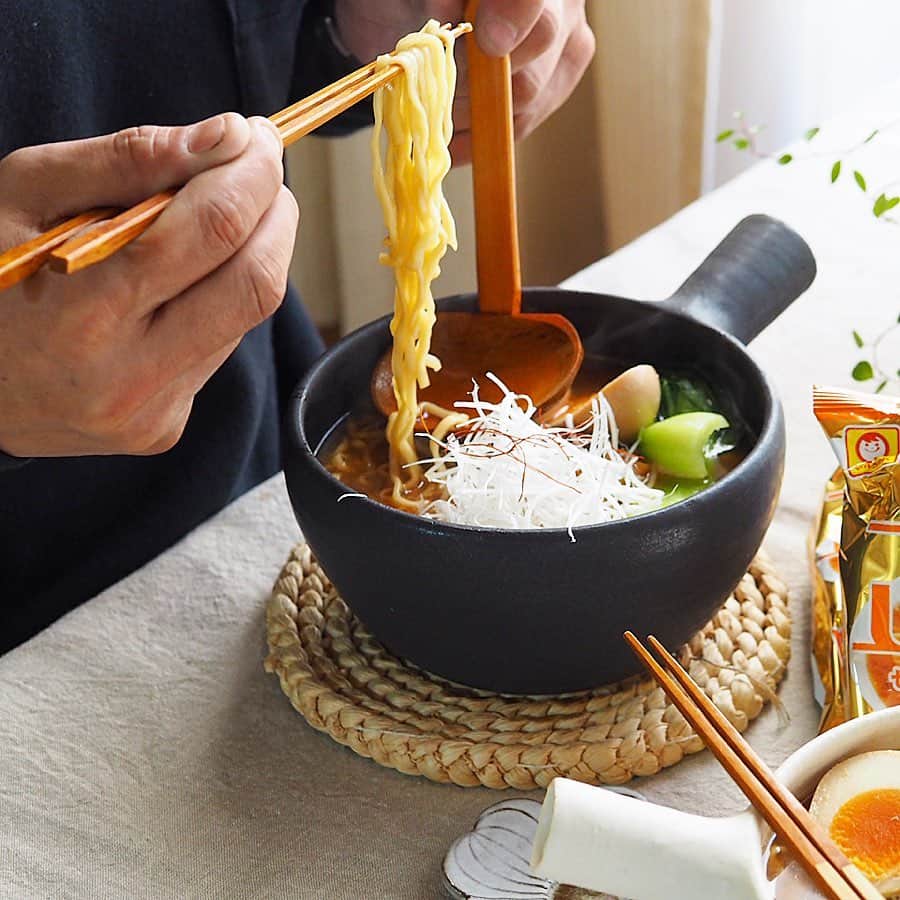 コウタ ＆ *Ryo*さんのインスタグラム写真 - (コウタ ＆ *Ryo*Instagram)「・ 2019.12.1 Sun ・ こんにちは🙂 Ryoです。 ・ ・ コウタさんが仕事から帰ってきて、 バタバタといつかの週末お昼ごはん。 ・ ・ 🍽 Menu 🍽 ・ *自家製肉味噌入りラーメン ・ ・ 使ったのは、 #マルちゃん正麺 の味噌味。 ・ これ発売された時、インスタントなのに 生麺みたいでびっくりした記憶が未だに残ってる。 ・ ・ バタバタしてる日や、 すぐに何か食べたい時には本当に有難い。 ・ 手軽なのに作った感満載✊ ・ ・ 今回は常備菜の筍入りの肉味噌と味玉に、 茹でたチンゲン菜、白髪ネギをたっぷりと。 ・ 所要時間7分。 しかも耐熱の器使ってるので洗い物もこれだけ。 ・ これからの季節、味噌味は温まる♨️ ・ 受験生のお夜食にもいいよね👍 ・ ・ #チャチャッと手料理 #PR #東洋水産 #ラーメン #麺スタグラム #手料理 #おうちラーメン ・  #わっぱdeごはん  #お弁当 #おうちごはん #正島克哉 #うつわ #エルグルメ #ロカリ #マカロニメイト #フーディーテーブル #おうちごはんlover #wappadegohann #Japanesefood #lin_stagrammer #igersjp #iegohanphoto #PRESSBLOG #delimia #ruhru #飯盒 #도시락 #집밥」12月1日 16時11分 - wappadegohann