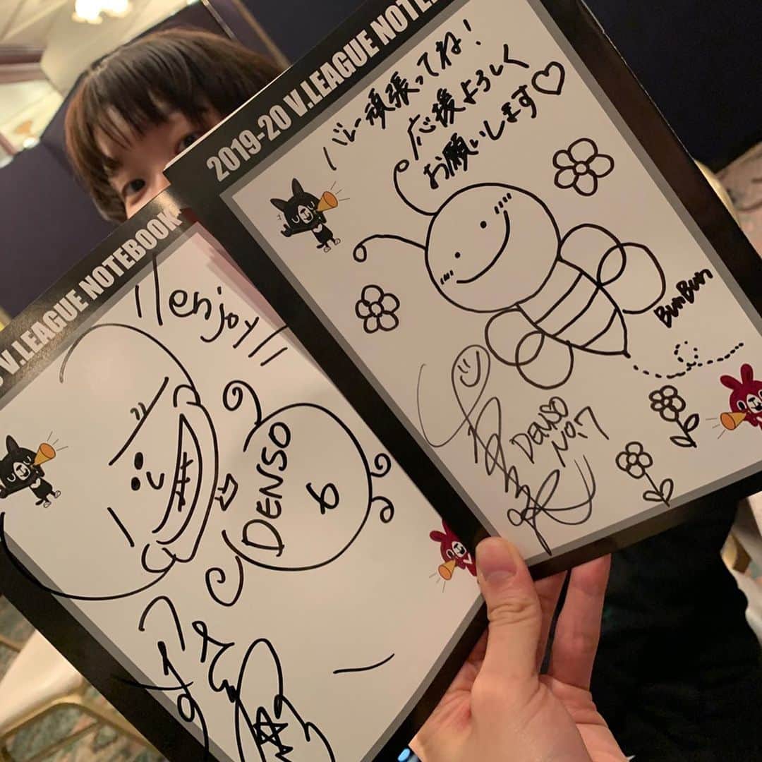早坂梢依さんのインスタグラム写真 - (早坂梢依Instagram)「ホームゲーム@福島県郡山市 たくさんの応援ありがとうございました♩ . . おばぁちゃんとママとパパも宮城から応援来てくれた！ばぁちゃん嬉しそうな顔🤤 . . 朝、更衣室に入った時にマネージャーの粋な計らいで、壁にみんなの中学校時代の写真と、選手のポスターの顔のところにスタッフの顔をはめてるポスターが貼ってあって朝からみんなで爆笑した😂 さすが敏腕マネージャー😎❤️ . . ホームゲームクリスマスイベント🎄🎅楽しんでいただけたでしょうか🤭 今シーズンの郡山での試合はもうありません🥺 また来シーズン、郡山の皆様とお会いできるのを楽しみにしています！ 熱く温かいご声援ありがとうございました！ . #Vリーグはバレーだよ #トヨタ車体クインシーズ  #上尾メディックス #densoairybees  #volleyballgirls」12月1日 16時20分 - kozue_hayasaka
