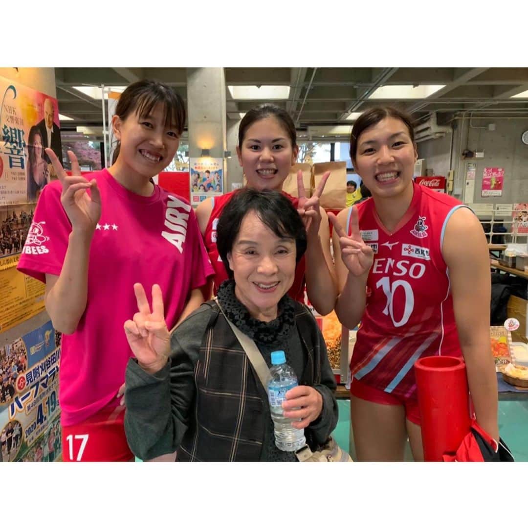 早坂梢依さんのインスタグラム写真 - (早坂梢依Instagram)「ホームゲーム@福島県郡山市 たくさんの応援ありがとうございました♩ . . おばぁちゃんとママとパパも宮城から応援来てくれた！ばぁちゃん嬉しそうな顔🤤 . . 朝、更衣室に入った時にマネージャーの粋な計らいで、壁にみんなの中学校時代の写真と、選手のポスターの顔のところにスタッフの顔をはめてるポスターが貼ってあって朝からみんなで爆笑した😂 さすが敏腕マネージャー😎❤️ . . ホームゲームクリスマスイベント🎄🎅楽しんでいただけたでしょうか🤭 今シーズンの郡山での試合はもうありません🥺 また来シーズン、郡山の皆様とお会いできるのを楽しみにしています！ 熱く温かいご声援ありがとうございました！ . #Vリーグはバレーだよ #トヨタ車体クインシーズ  #上尾メディックス #densoairybees  #volleyballgirls」12月1日 16時20分 - kozue_hayasaka